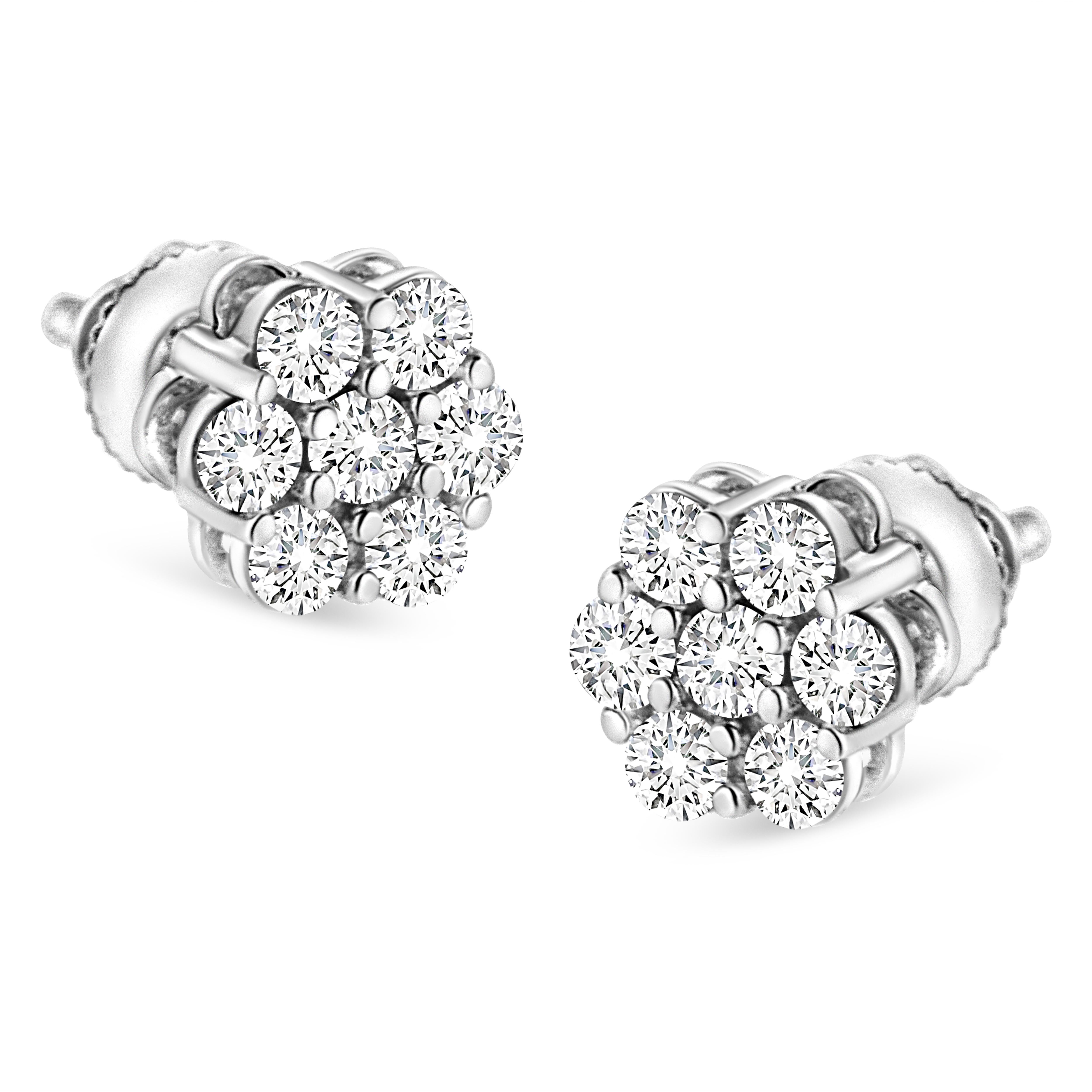 La pièce parfaite pour toutes les tenues. Ces magnifiques boucles d'oreilles florales sont ornées de 7 diamants naturels de taille ronde dans une élégante monture à griffes. Ces boucles d'oreilles sont embellies dans l'or blanc 14k le plus fin qui