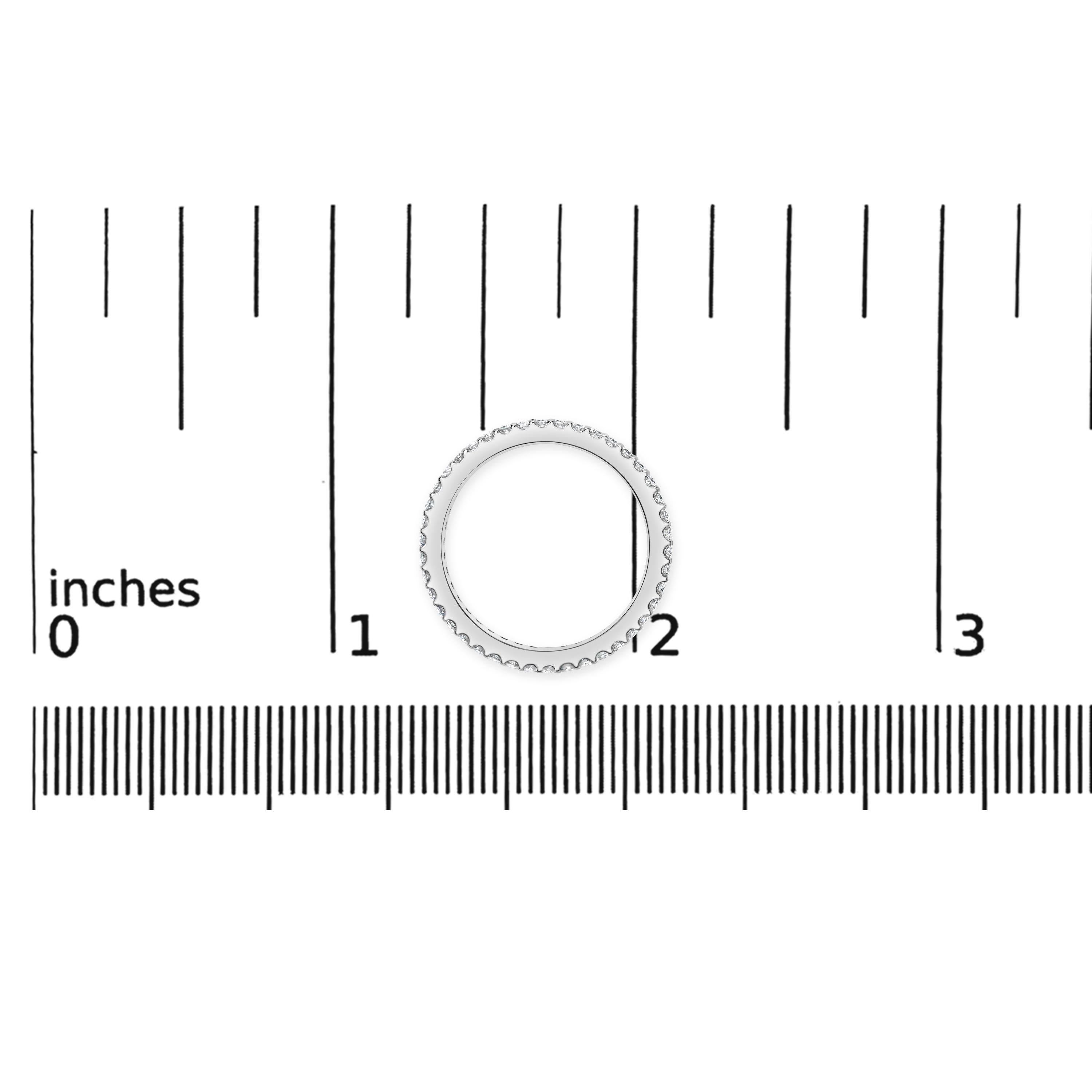 Anello a fascia per l'eternità in oro bianco 14K con diamanti rotondi incastonati da 1/2 ct. 5