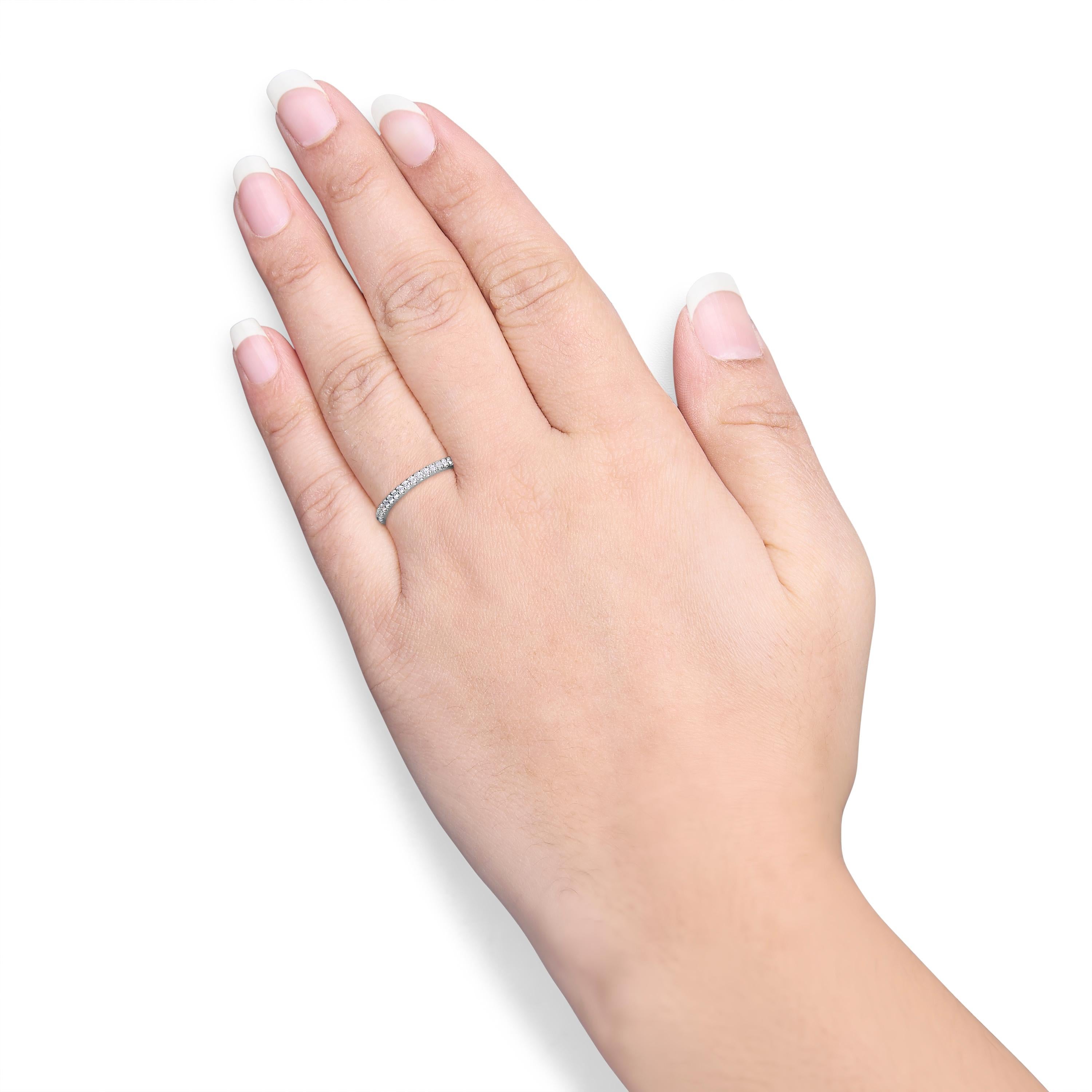 Anello a fascia per l'eternità in oro bianco 14K con diamanti rotondi incastonati da 1/2 ct. 6