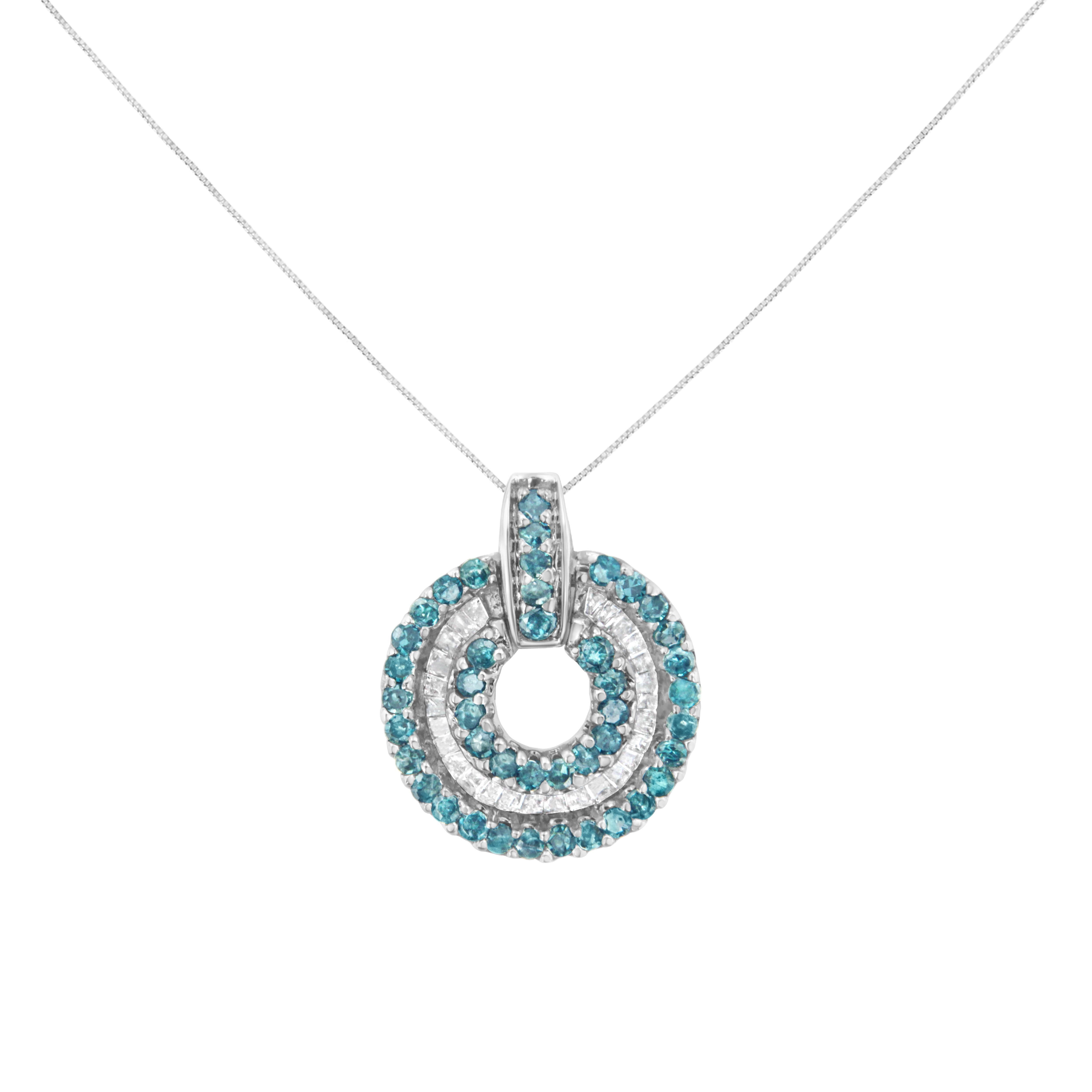 Ce superbe collier pendentif en or blanc 14k présente un étonnant design circulaire. Le pendentif est orné d'un cercle extérieur de diamants bleus traités de taille ronde, suivi de diamants naturels de taille baguette sertis en canal, puis d'un