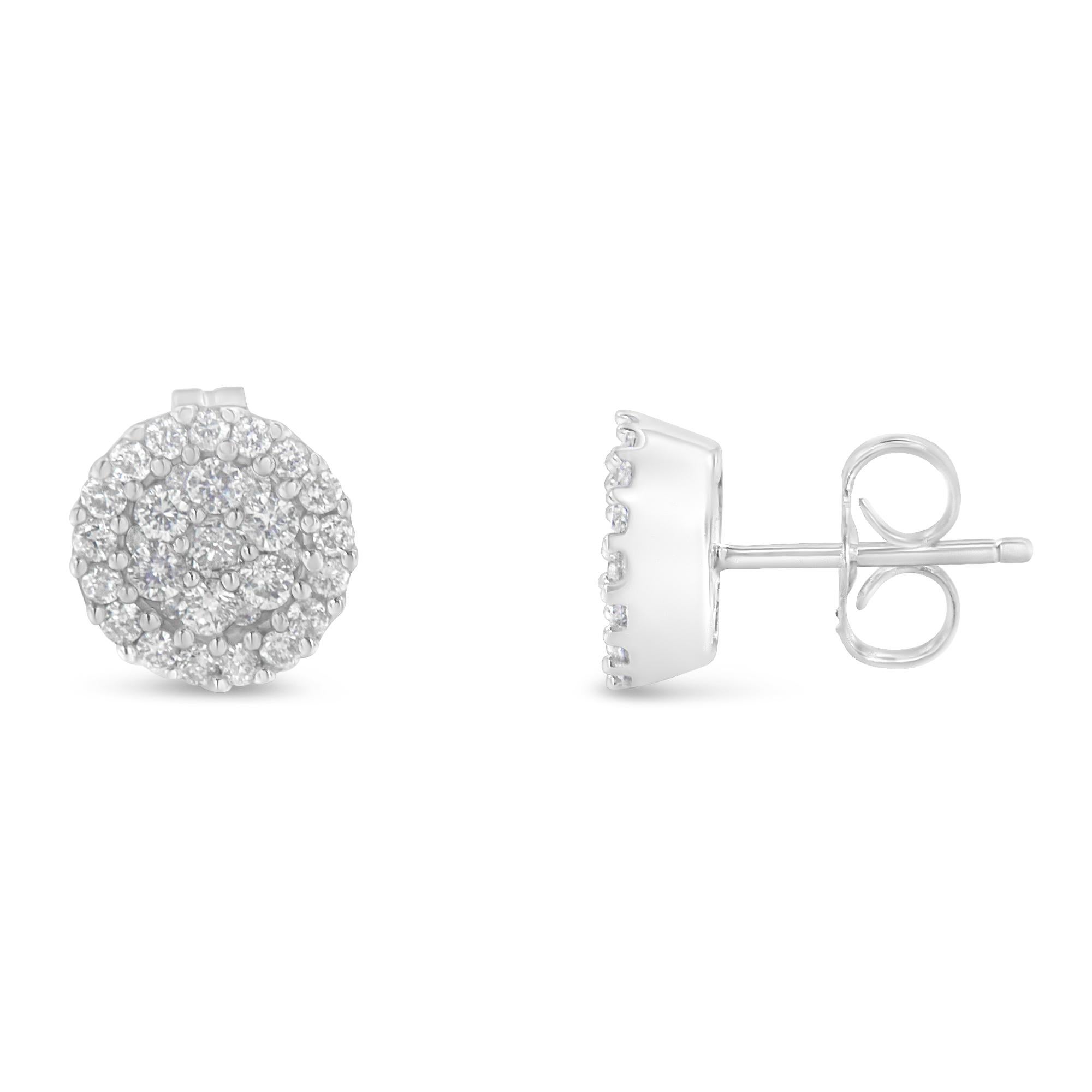 Uno splendido paio di orecchini in oro e diamanti. Questi orecchini floreali sono incastonati con 60 diamanti a taglio rotondo raggruppati insieme per creare un magnifico look di diamanti. I diamanti, per un peso totale di 1/2 carato, sono