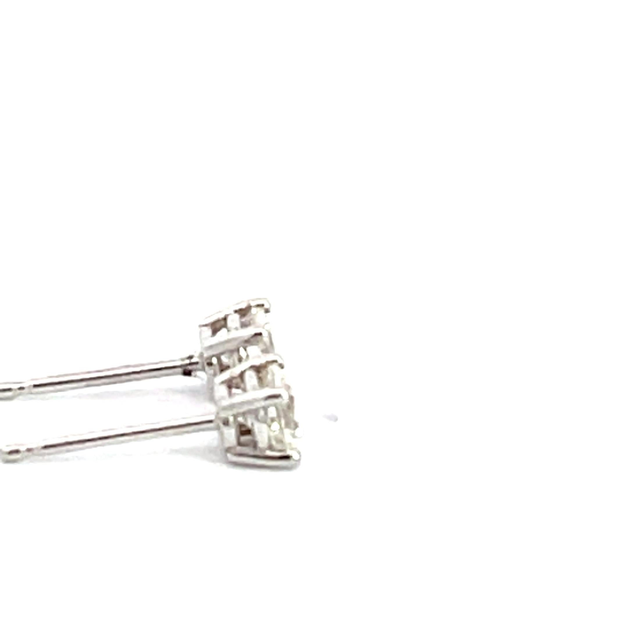 14K White Gold 1/2ctw Diamond 4 Prong Stud Earrings In New Condition For Sale In New York, NY