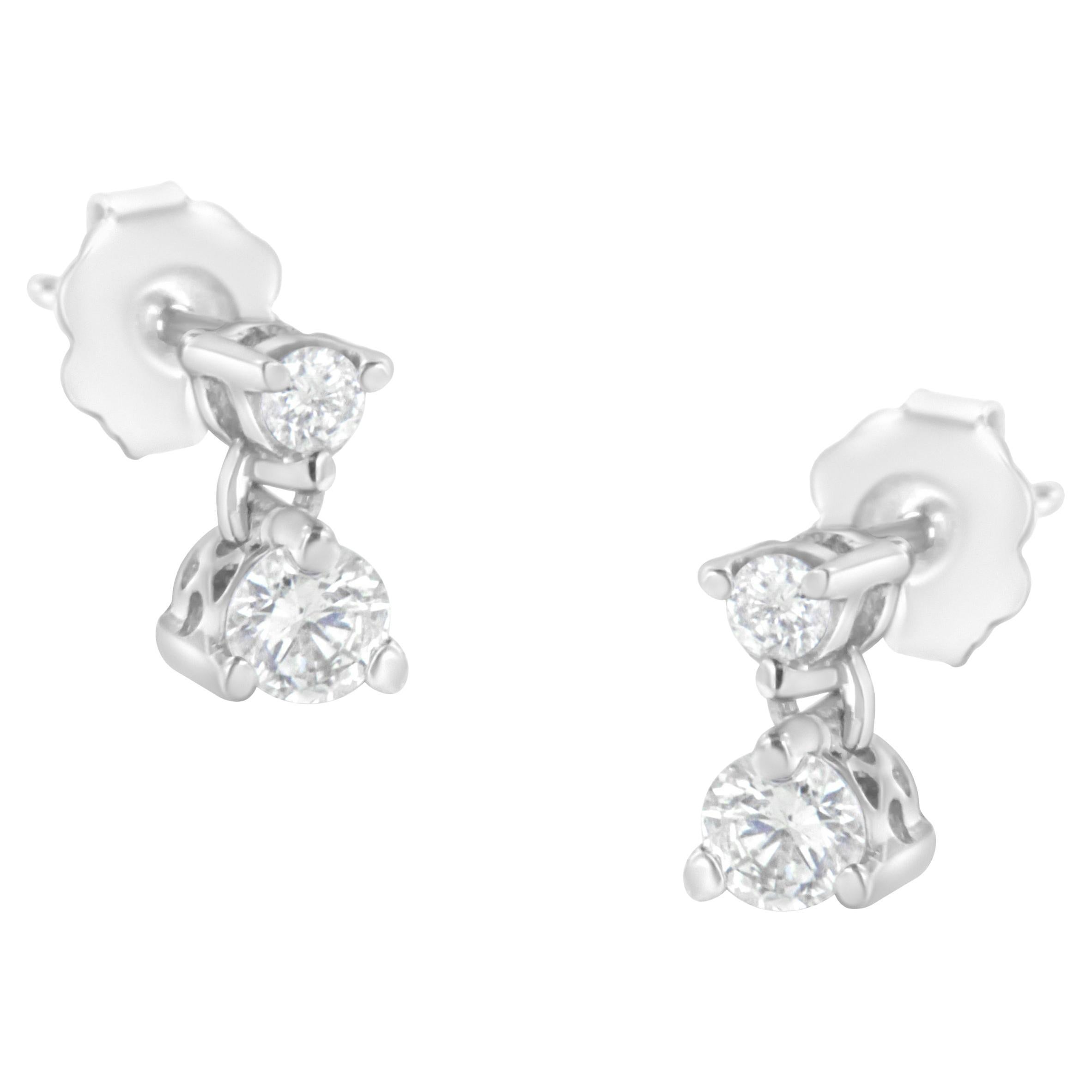 Clous d'oreilles en or blanc 14 carats avec double diamant de 1/3 carat en vente