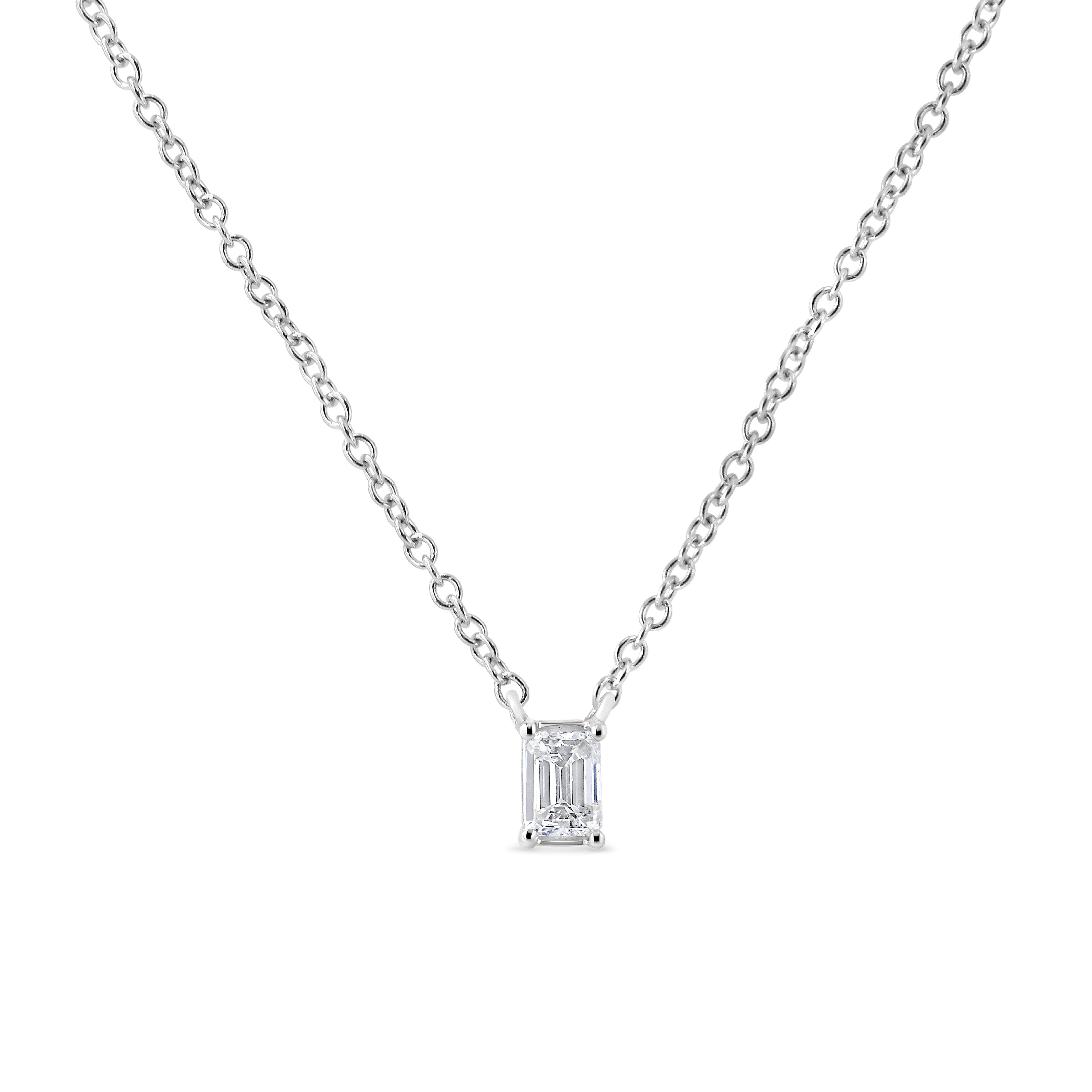 Rehaussez votre look de tous les jours avec ce pendentif unique en diamant solitaire de 1/3 cttw. Ce magnifique collier est fabriqué en or blanc 14 carats, un métal qui ne ternira pas pendant des années. Le diamant a une forme émeraude unique et est