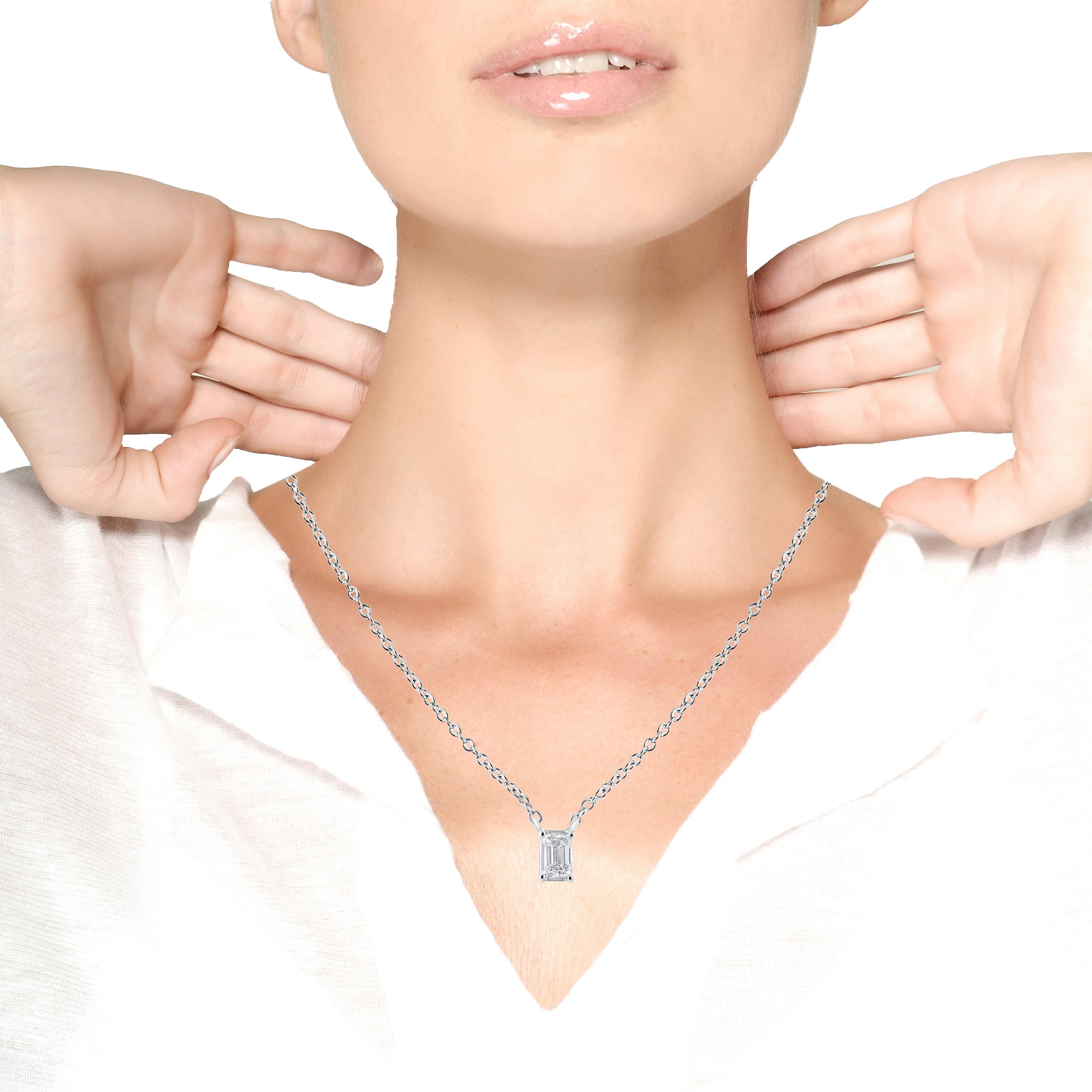 Taille émeraude Collier pendentif solitaire en or blanc 14 carats avec diamants en forme d'émeraude de 1/3 carat en vente