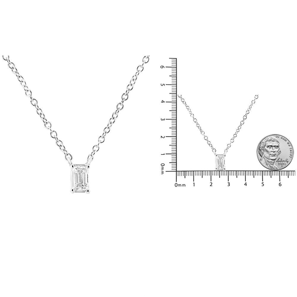 Collier pendentif solitaire en or blanc 14 carats avec diamants en forme d'émeraude de 1/3 carat Neuf - En vente à New York, NY