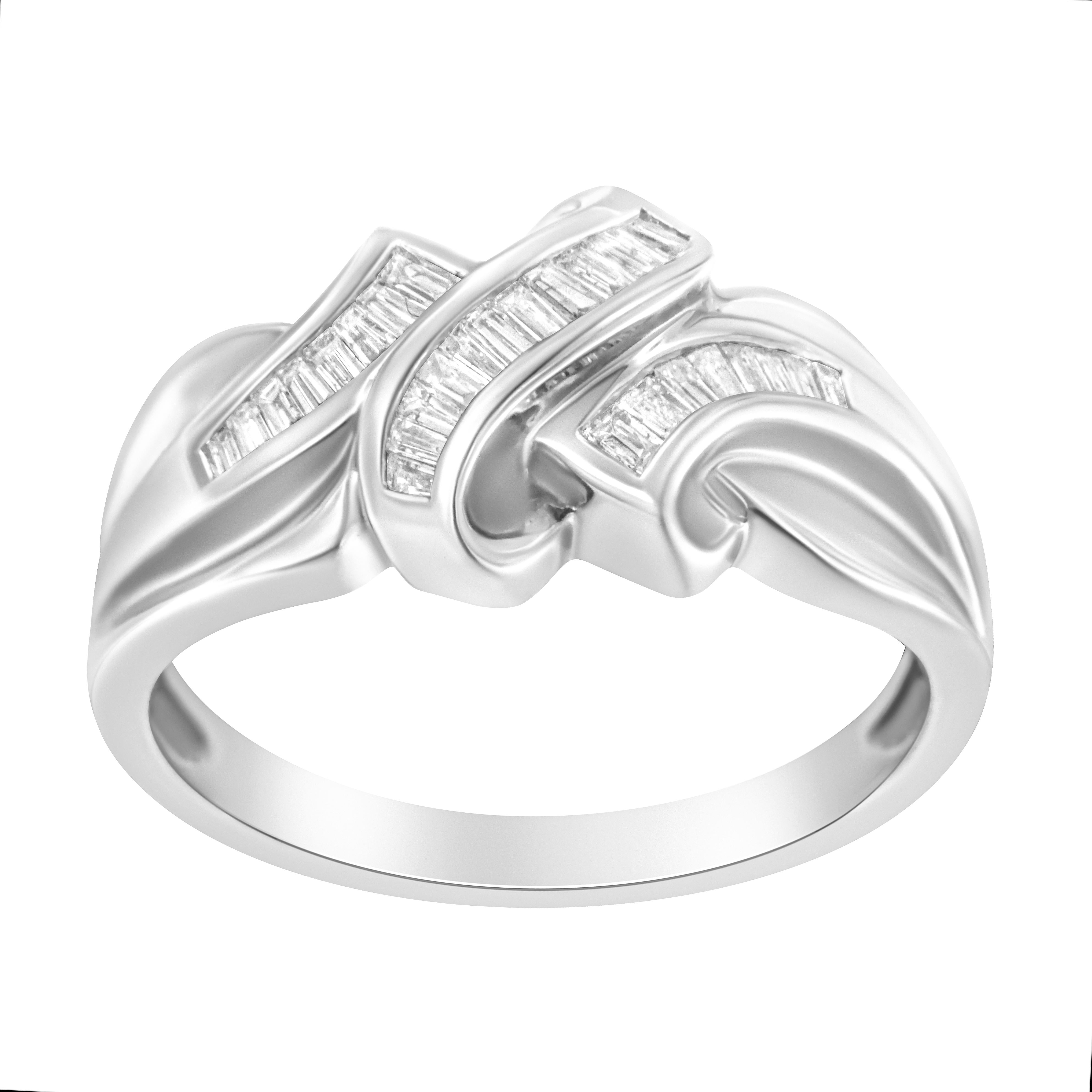 Ajoutez une touche artistique à votre ensemble avec cette bague étonnante qui est un véritable sujet de conversation. Présentant un séduisant motif tourbillonnant, cette bague en or blanc 14 carats est ornée de 27 diamants naturels de taille