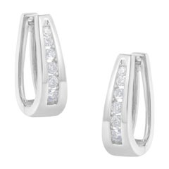 Orecchini a cerchio in oro bianco 14k con diamanti taglio rotondo brillante incastonati a canale da 1/4 di carato