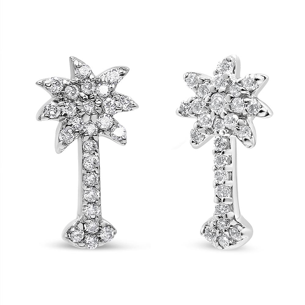 Ricordale la spiaggia con questi scintillanti e tropicali orecchini a perno con palma di diamante. Realizzato in oro bianco 14 carati, ogni orecchino scintillante è caratterizzato da un tronco scintillante e da fronde ombrose e abbaglianti. Con 1/4