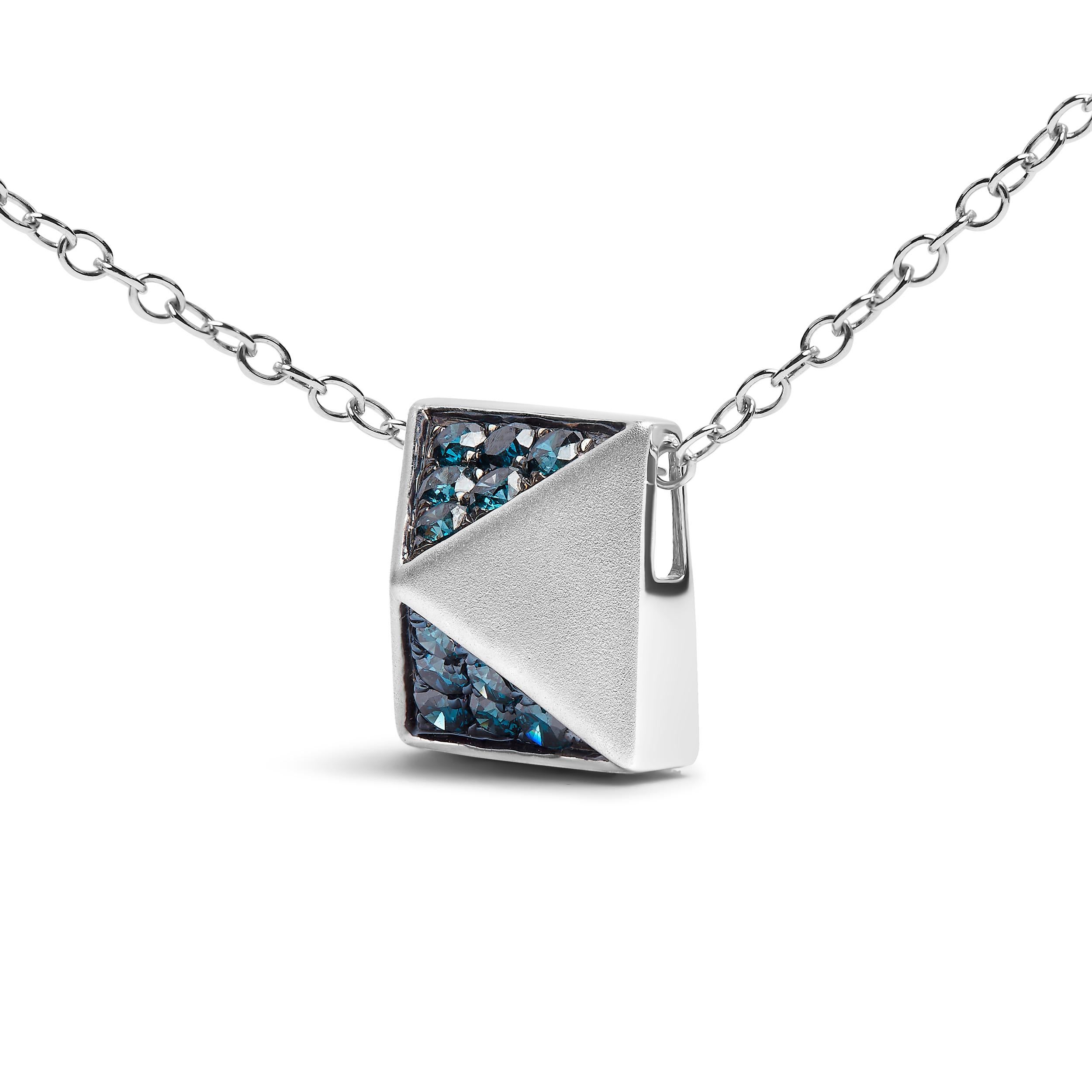 Moderne Collier pendentif pyramide en or blanc 14 carats avec diamants bleus 1/4 carat, finition mate en vente