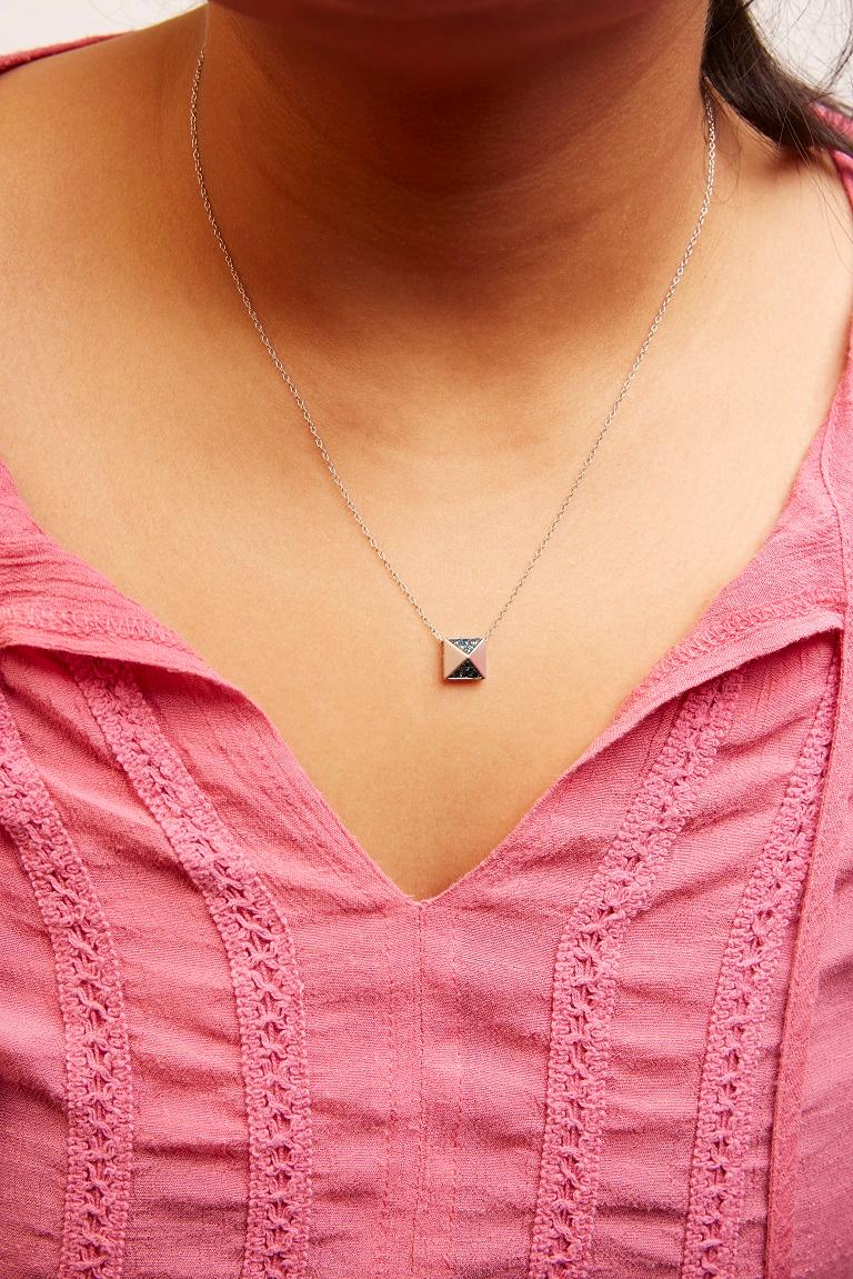 Collier pendentif pyramide en or blanc 14 carats avec diamants bleus 1/4 carat, finition mate Neuf - En vente à New York, NY