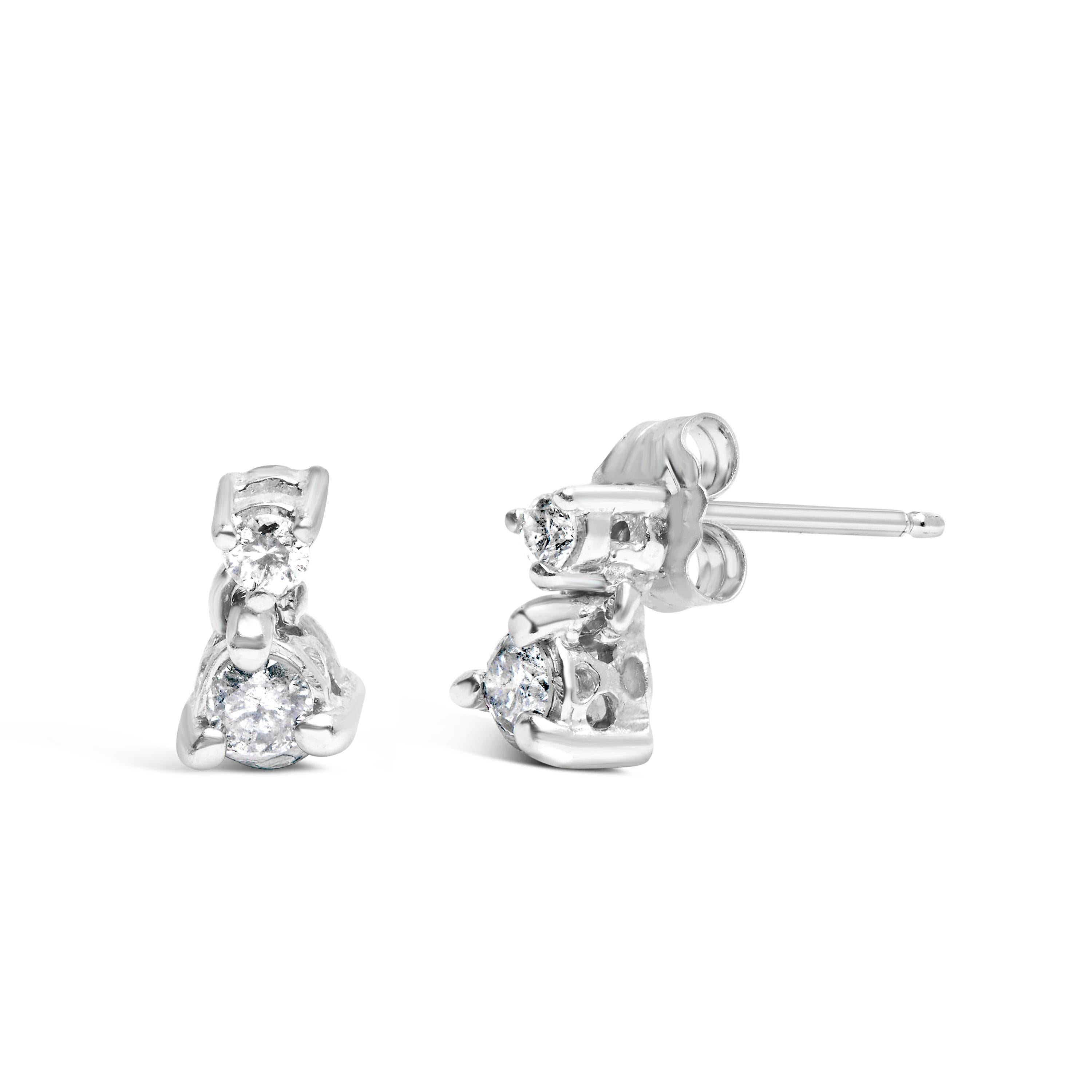 Scopri il fascino della raffinatezza con questi orecchini a perno in oro bianco 14K, delicatamente placcati in rodio per esaltarne la brillantezza e la resistenza. Progettato con un raffinato push-back per garantire comfort e sicurezza, ogni