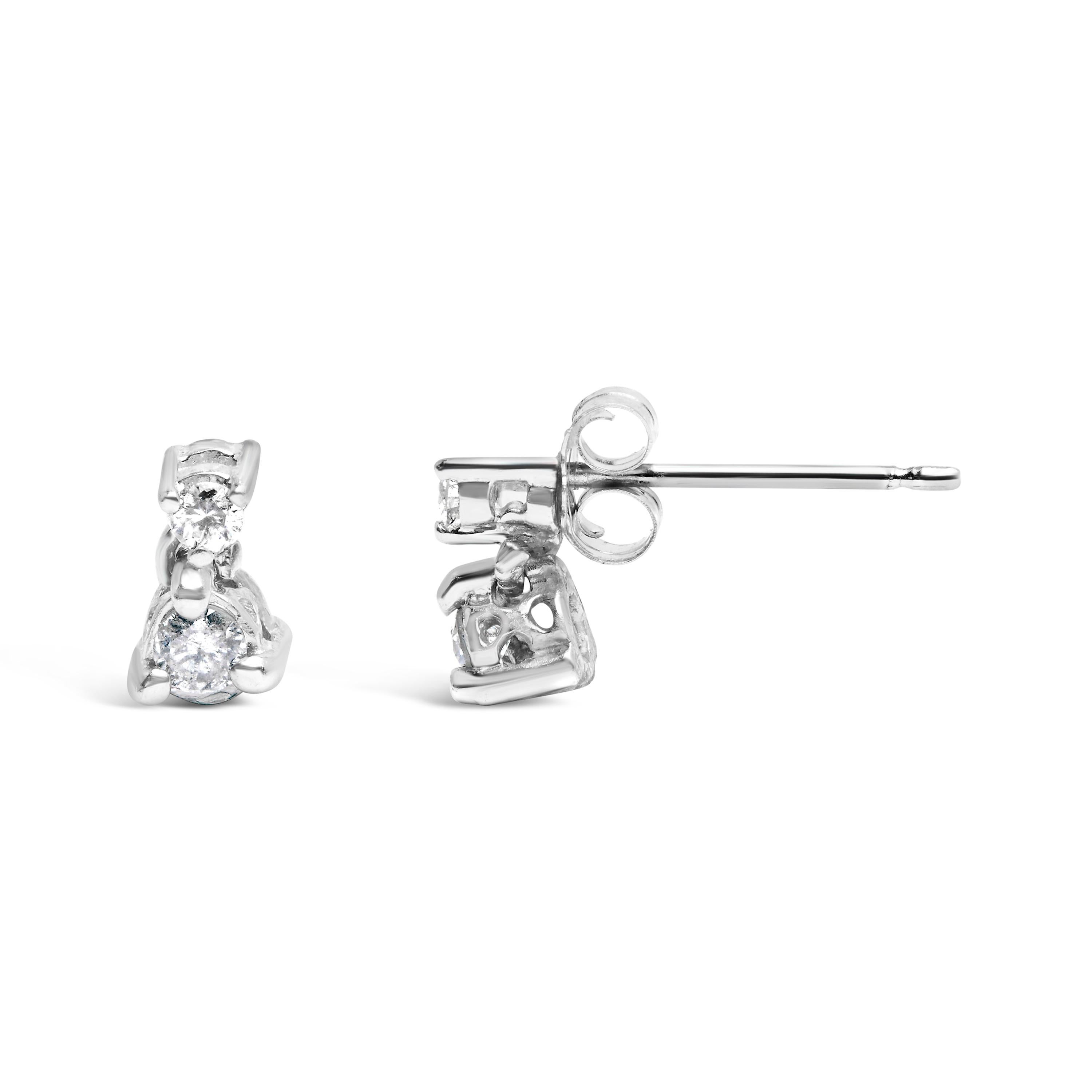 Moderno Orecchini a perno in oro bianco 14K con doppio diamante da 1/4 di carato e penzoloni in vendita