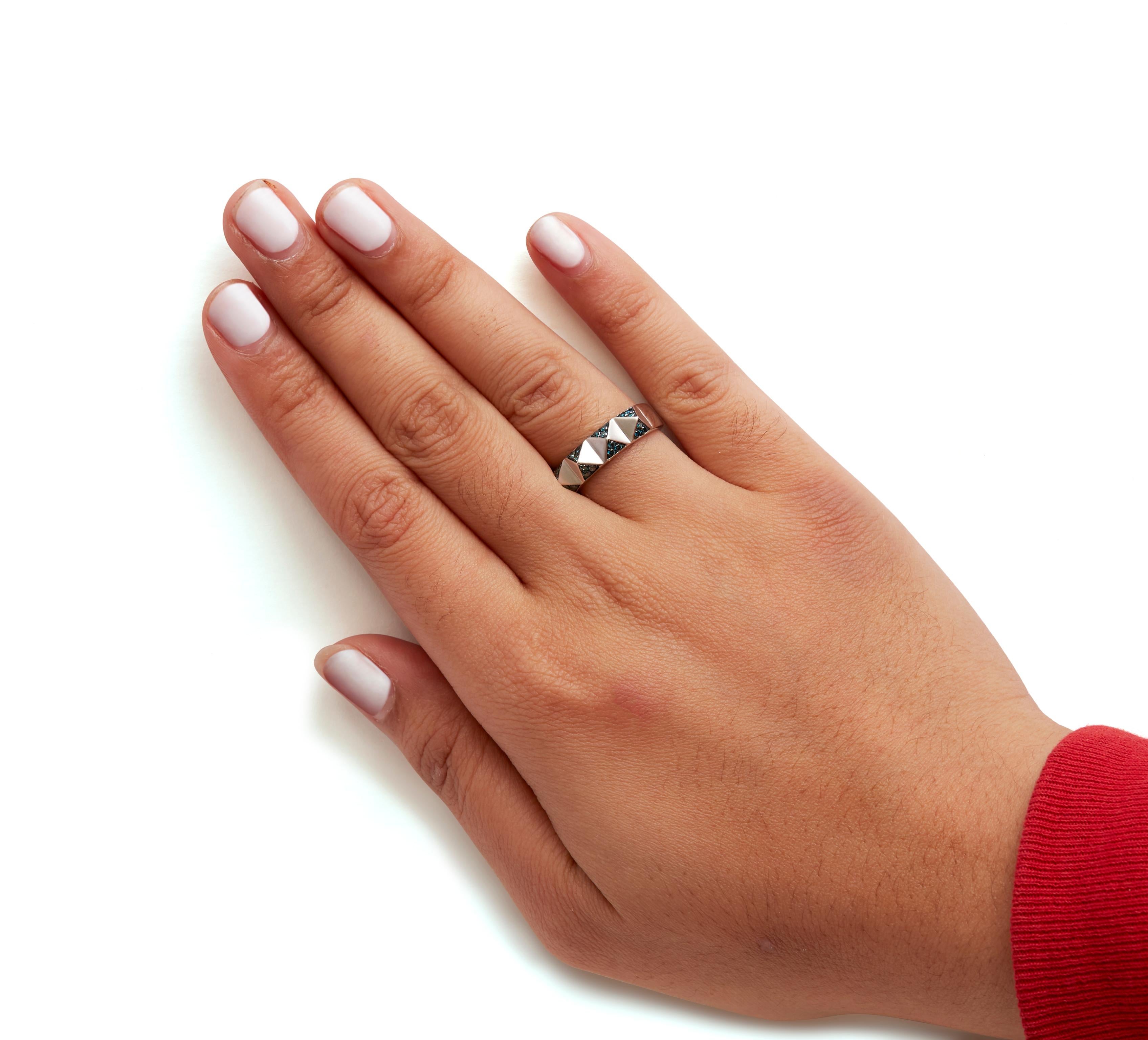 14K White Gold 1/4 Cttw Treated Blue Diamond Pyramid Band Ring In New Condition For Sale In New York, NY