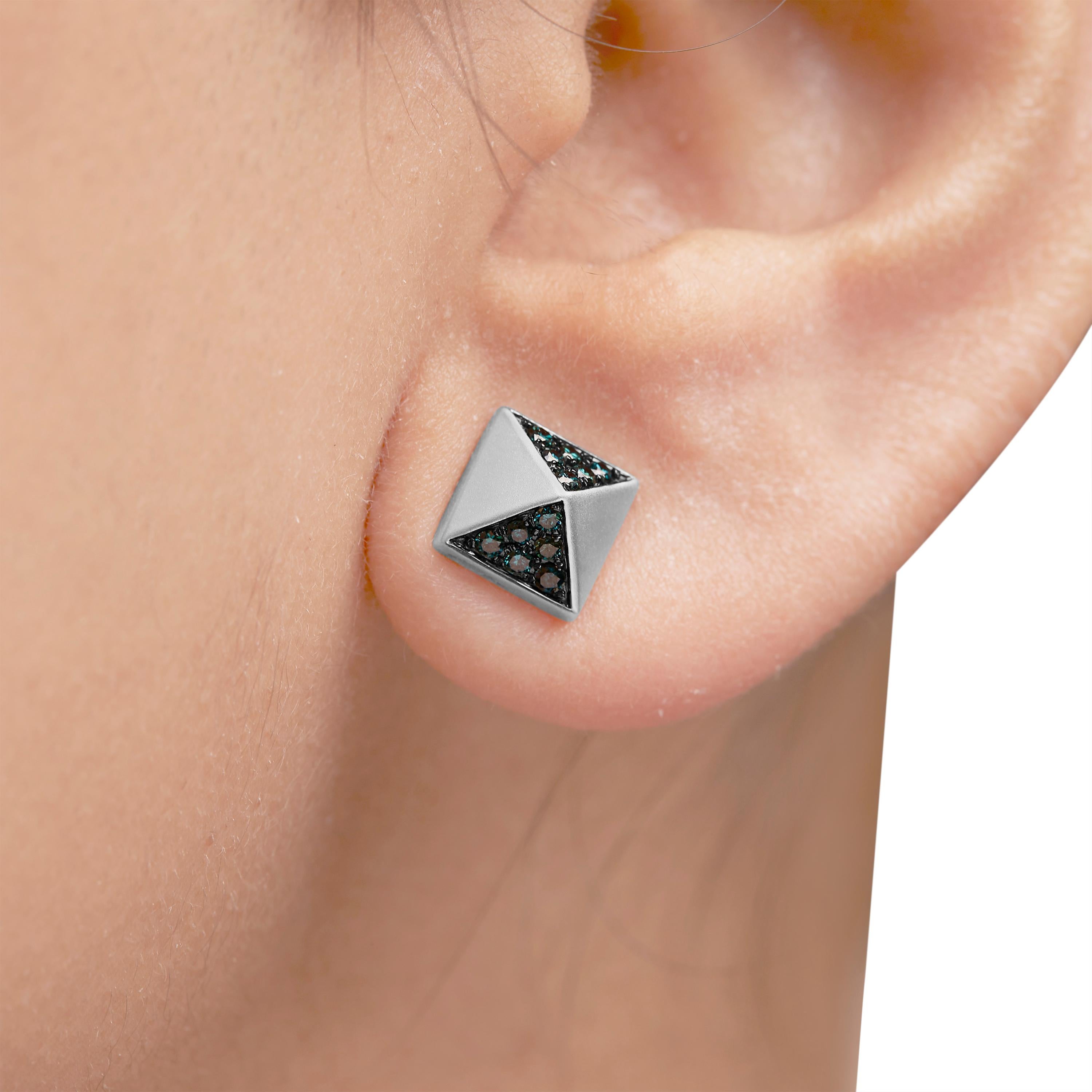 Clous d'oreilles pyramide de diamants bleus traités 1/4 ct. pt. en or blanc 14 carats Neuf - En vente à New York, NY