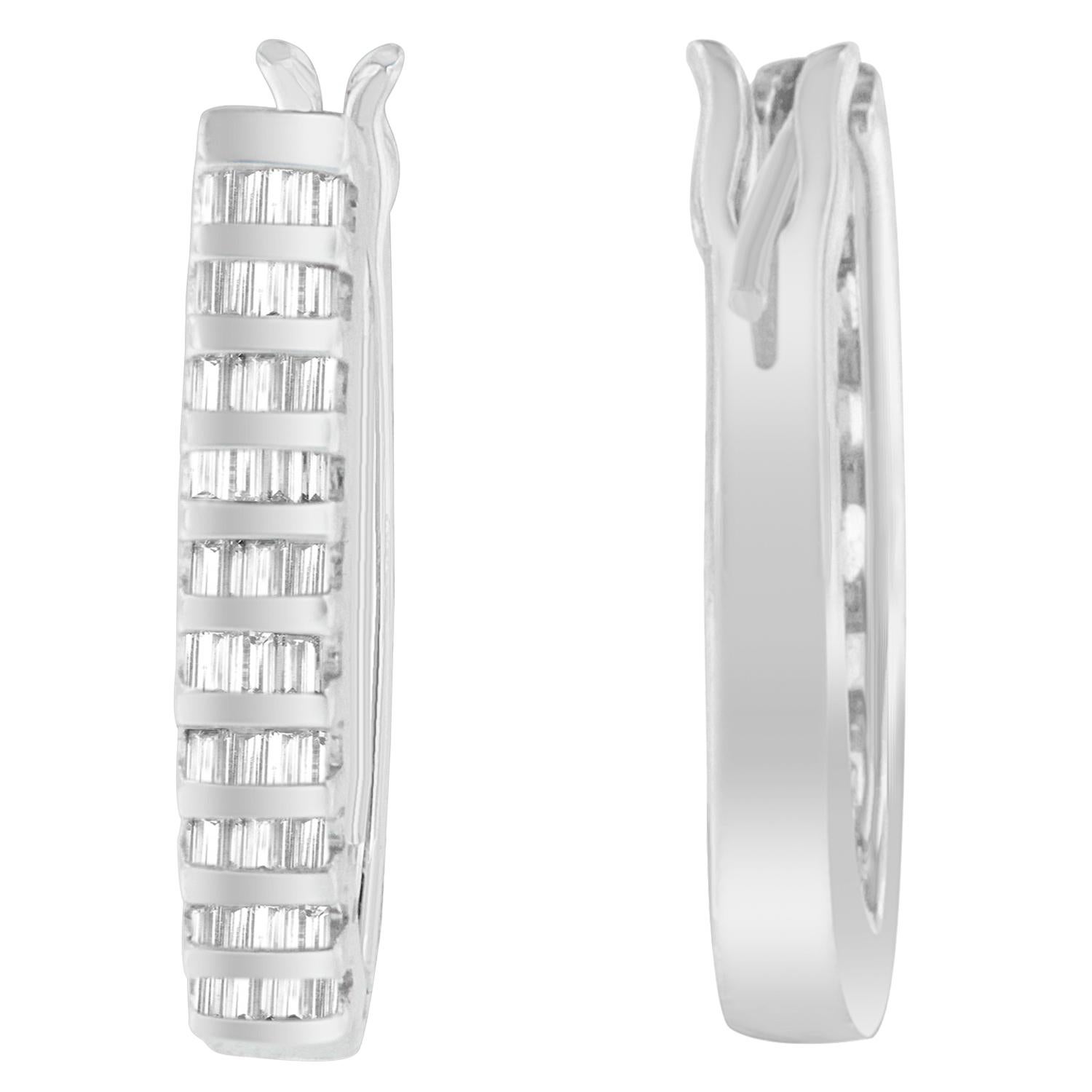 Diese bezaubernden und eleganten Ohrringe bringen Ihren Look auf die nächste Stufe. Das elegante Design besteht aus glänzendem 14-karätigem Weißgold, das poliert wurde, um zu glänzen. Die Verzierung mit funkelnden Diamanten im Baguetteschliff in