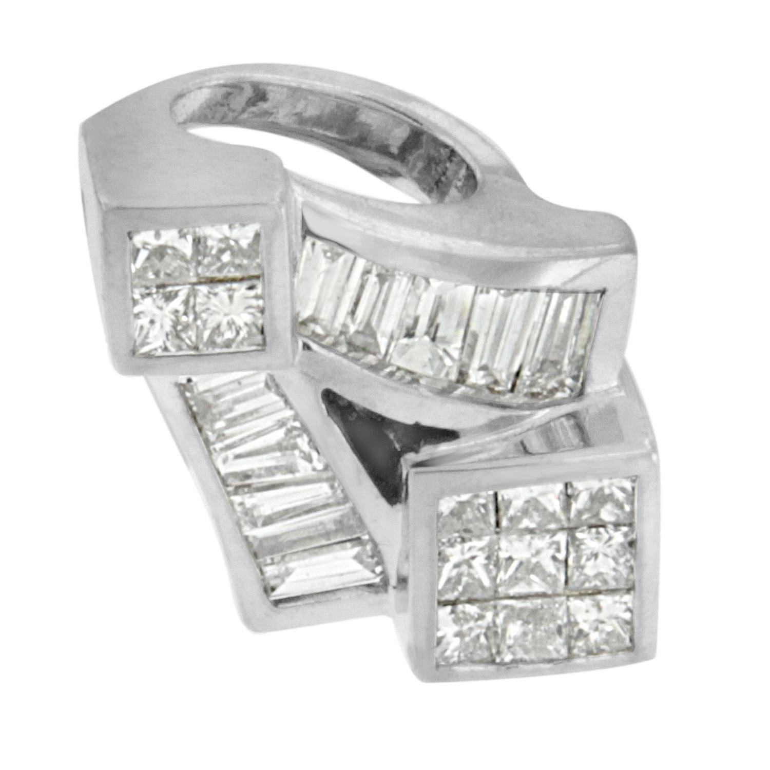 Célébrez votre amour grandissant et immuable avec ce magnifique pendentif de mode. Ciselé à l'excellence, il est composé d'or blanc 14 carats et poli à l'extrême. Ce pendentif étonnant et élégant est façonné avec un design complexe et brille avec