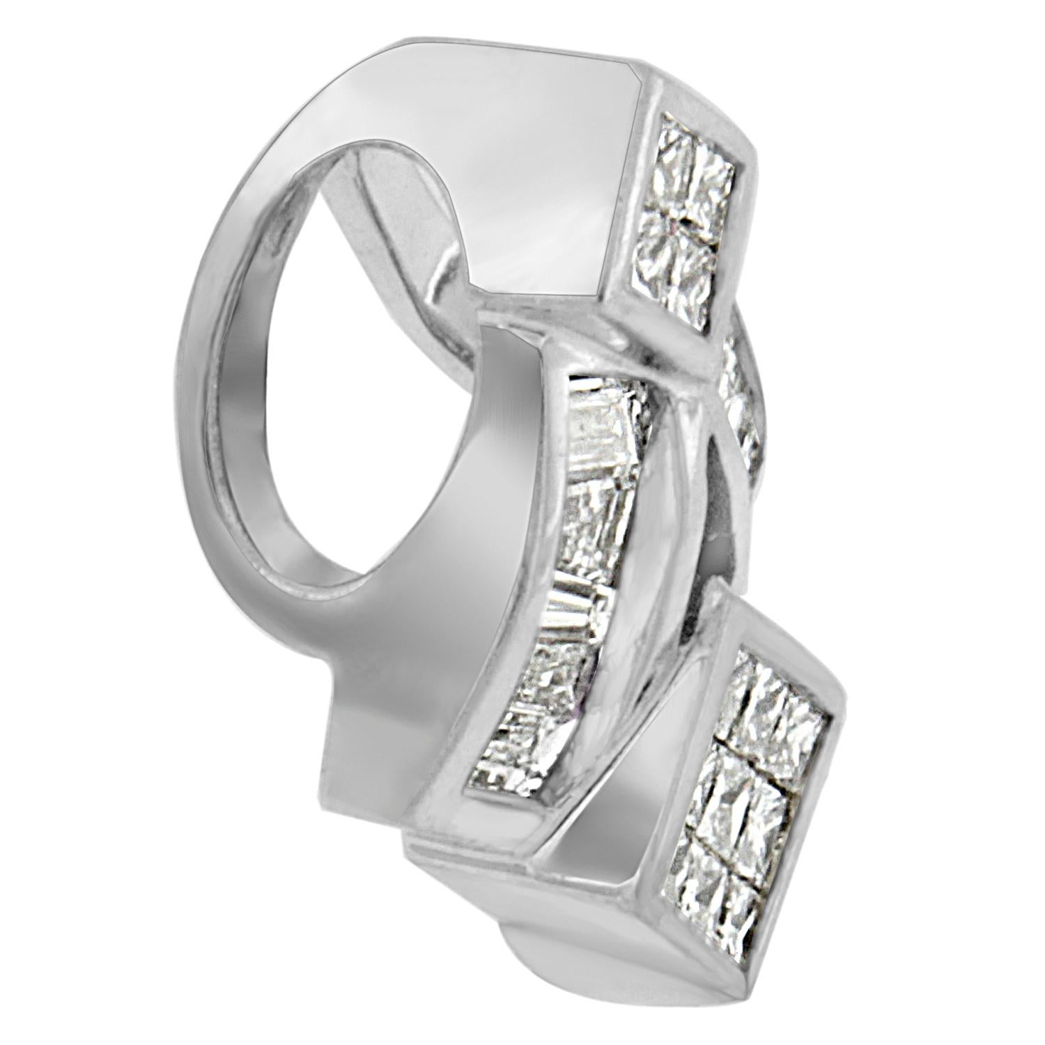 Taille baguette Collier en or blanc 14k avec pendentif de forme mixte en diamant taille princesse 1 5/8 cttw en vente