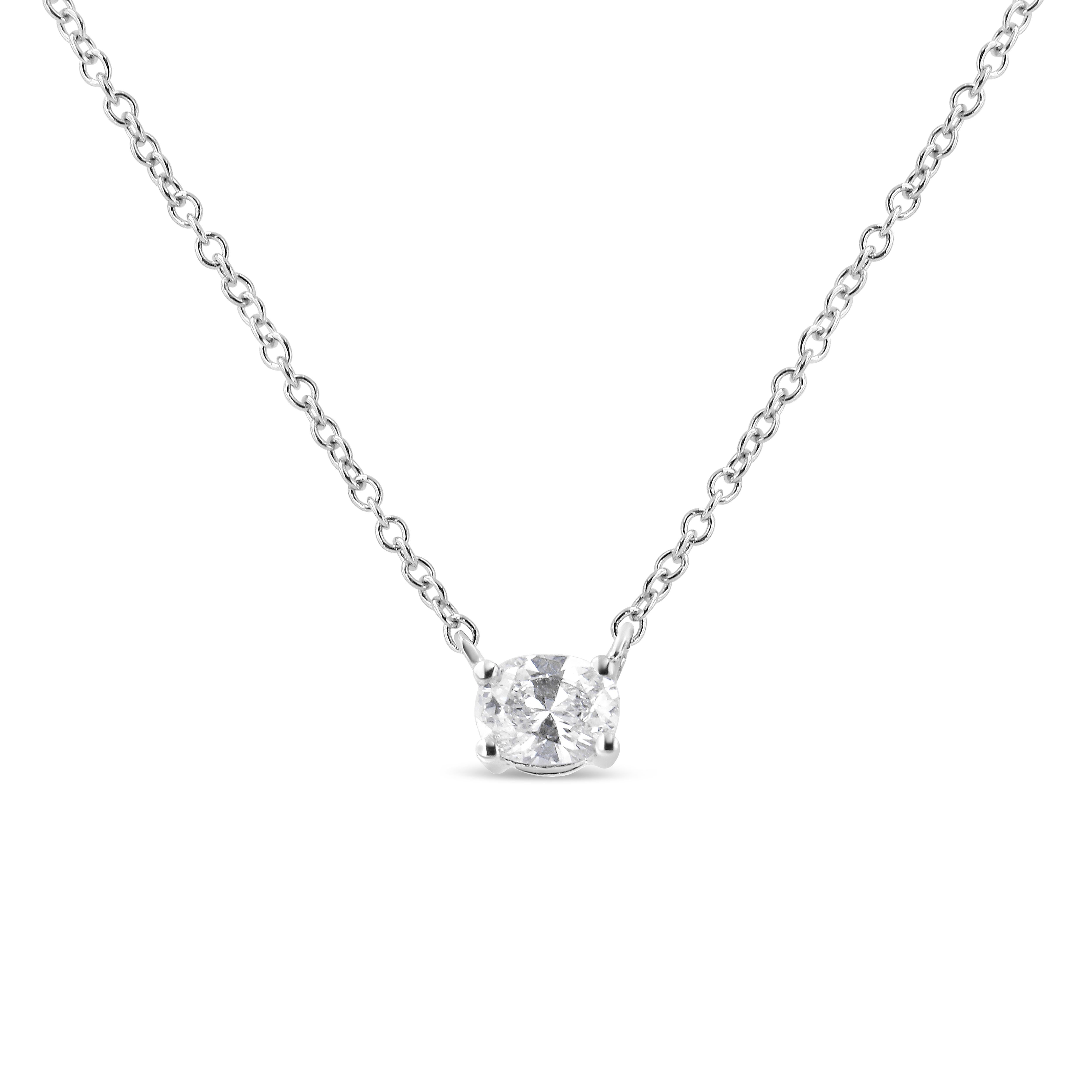 Rehaussez votre look de tous les jours avec ce superbe pendentif en diamant de 1/5 cttw. Ce magnifique collier est réalisé en or blanc 14k, un métal qui restera sans ternir pendant des années. Le diamant est ovale et embelli dans une monture