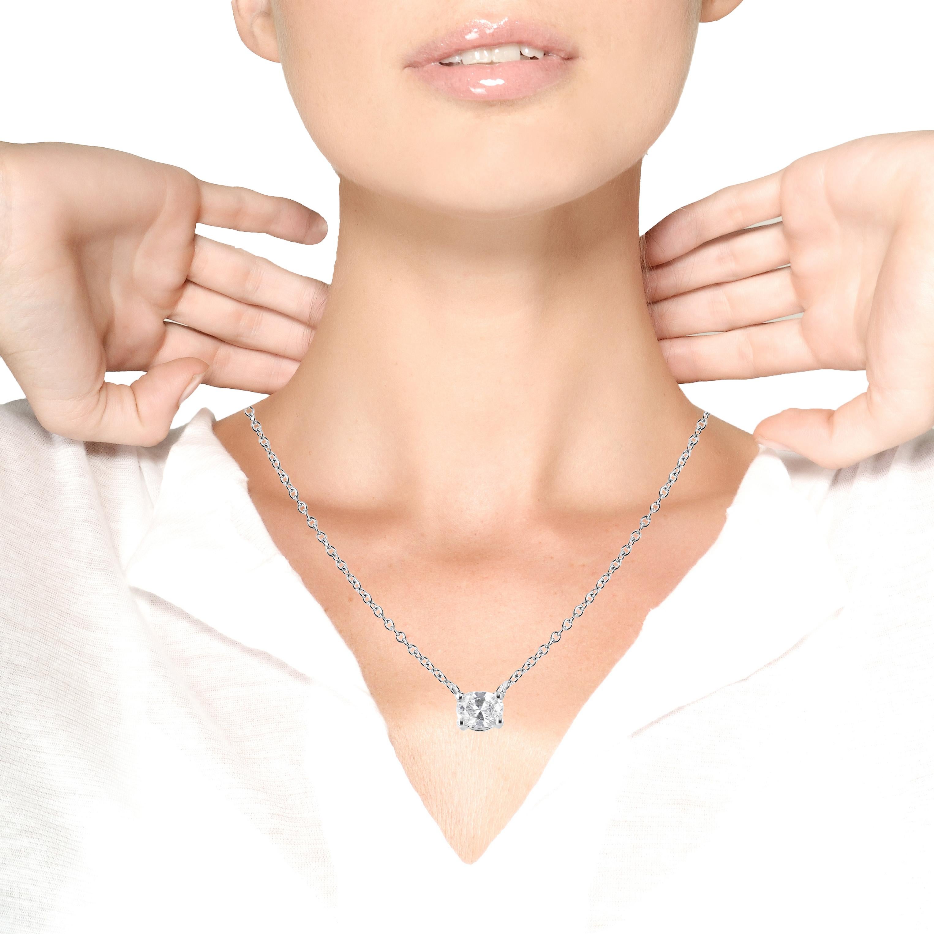 Taille ovale Collier pendentif est-ouest en or blanc 14 carats avec diamant solitaire de forme ovale de 1/5 carat en vente