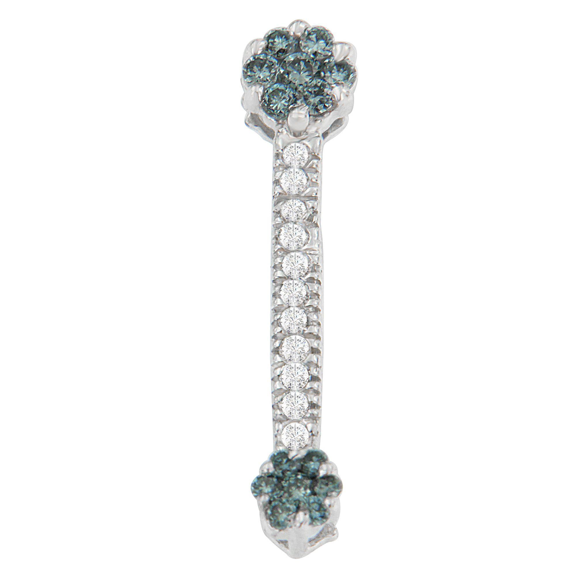 Deux diamants ronds d'un bleu intense créent un point focal captivant pour ce pendentif unique. Sertie en or blanc, la plus petite bande de diamants reliant ces deux pierres impeccables ajoute encore plus d'éclat et de style.


 • Métal : Or blanc