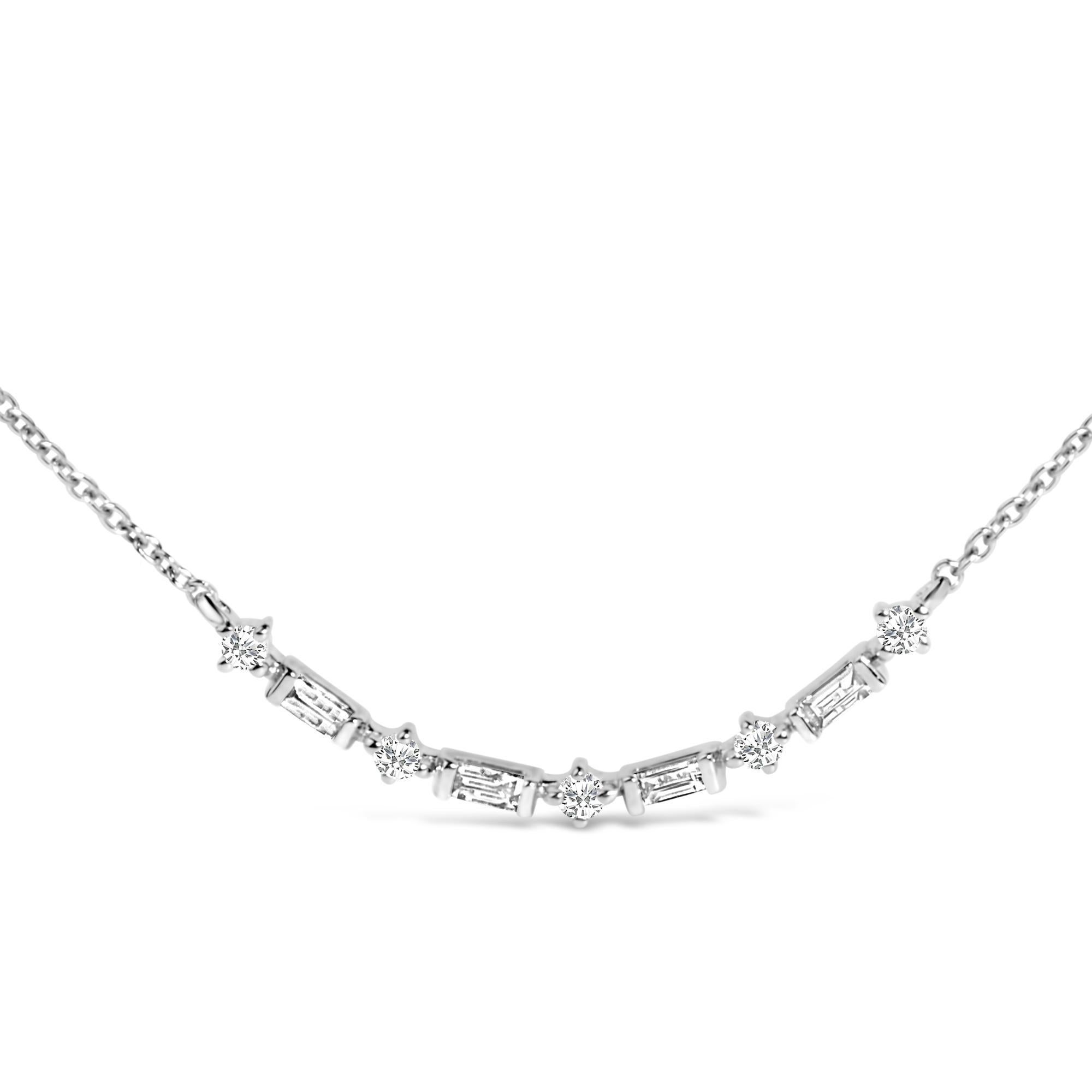 Embrassez un luxe subtil avec notre exquis collier, sculpté dans de l'or blanc massif 14K. Le pendentif, une barre courbe envoûtante, est orné d'un quart de carat de diamants naturels qui dansent à l'unisson, leurs formes rondes et baguettes
