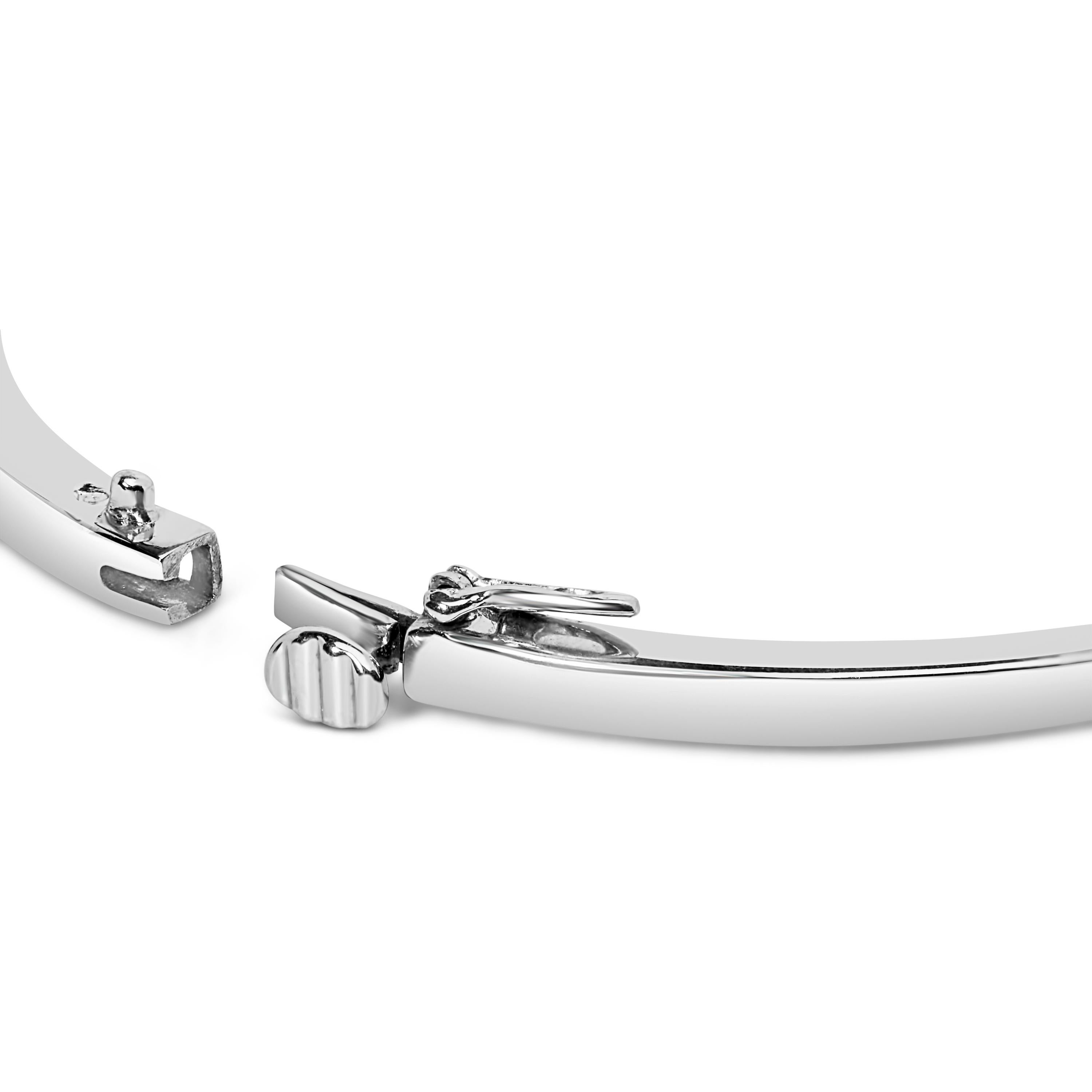 Entrez dans un monde d'élégance intemporelle avec notre exquis bracelet à grappes florales en diamants. Fabriqué en or blanc lustré 14K, ce bracelet exsude la sophistication et la grâce. Orné de 12 diamants ronds naturels totalisant 1 7/8 carats,