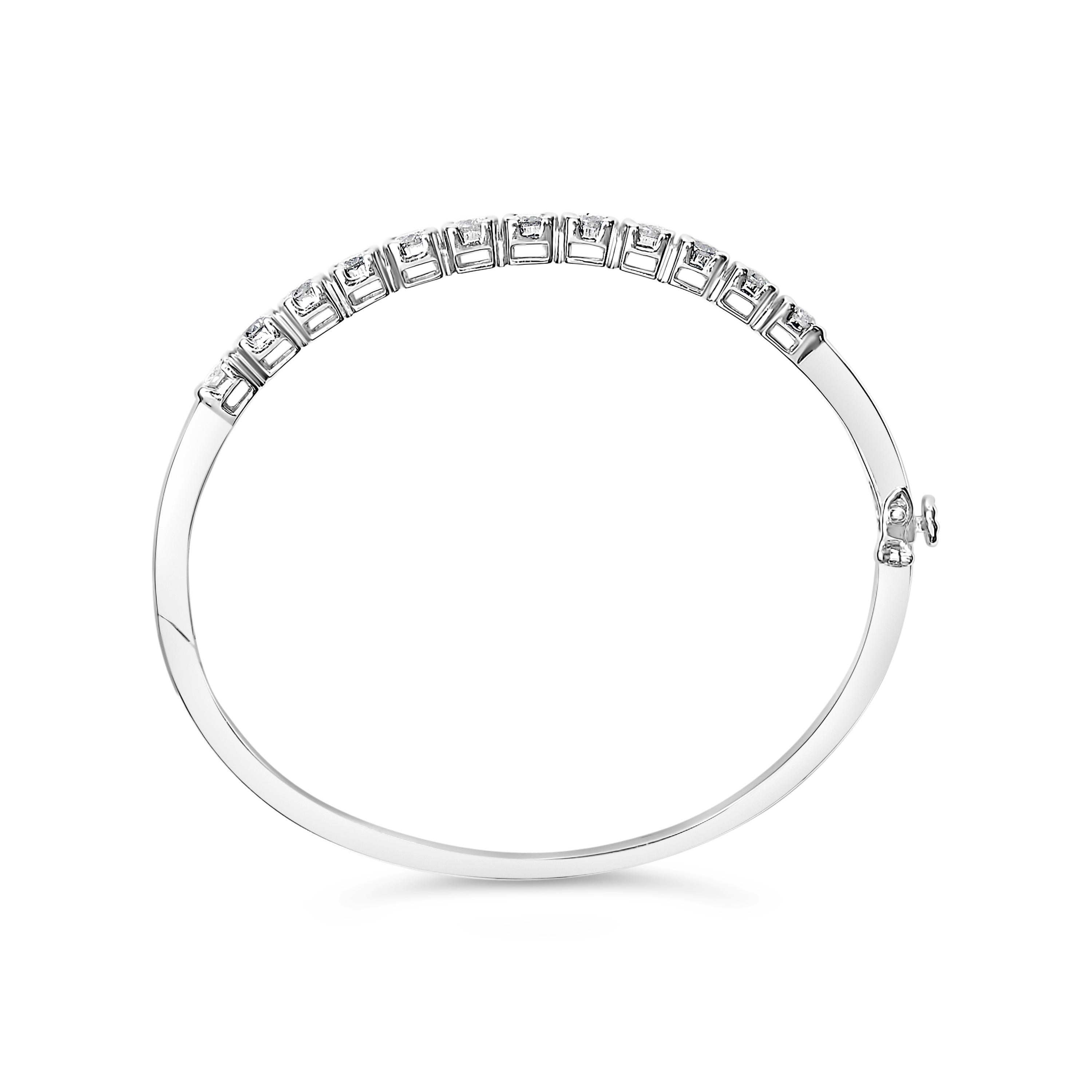 Moderne Bracelet en or blanc 14K à grappe florale de diamants 1 7/8 Cttw - 7.25