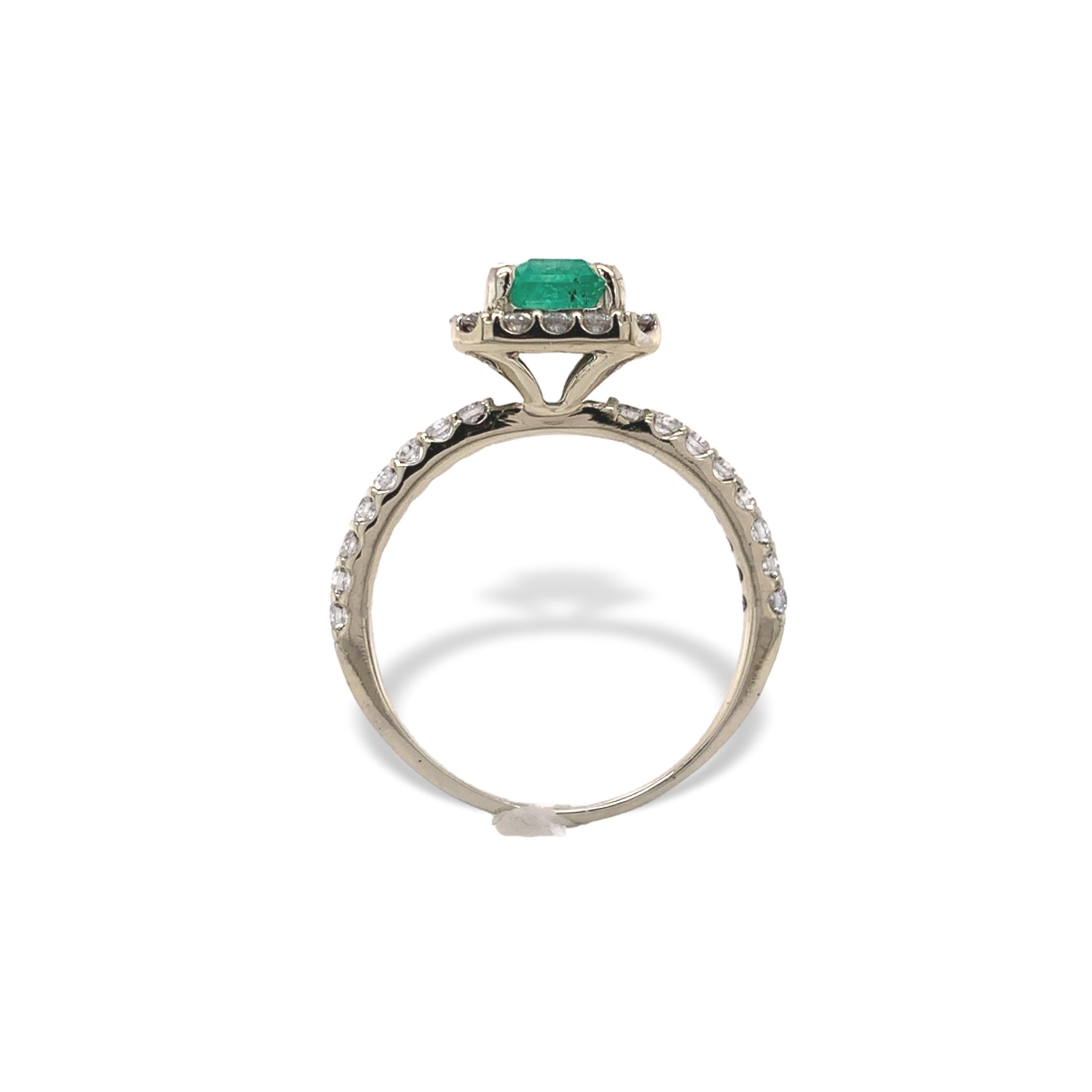 Ring aus 14 Karat Weißgold mit echtem Smaragd und Diamanten aus Erdminen. Der echte, auf der Erde geförderte Smaragd hat einen Schliff von etwa 7 mm x 5 mm und wiegt 1,00 Karat. Der Smaragd hat eine hellgrüne Farbe. Es gibt 18 runde Diamanten im