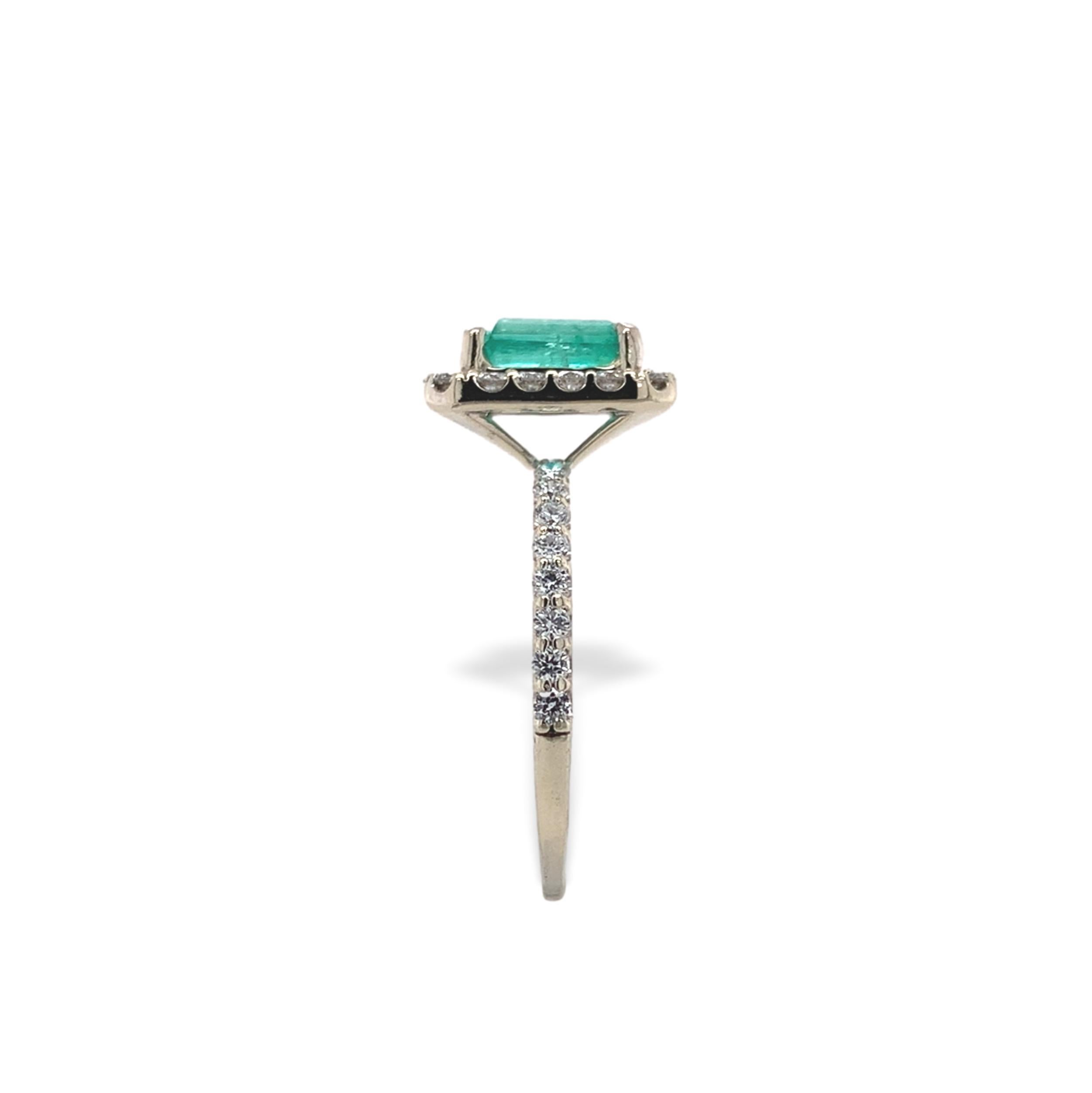 14K Weißgold 1 Karat echter Smaragd Ring mit Diamant Halo Größe 6,5 (Smaragdschliff) im Angebot