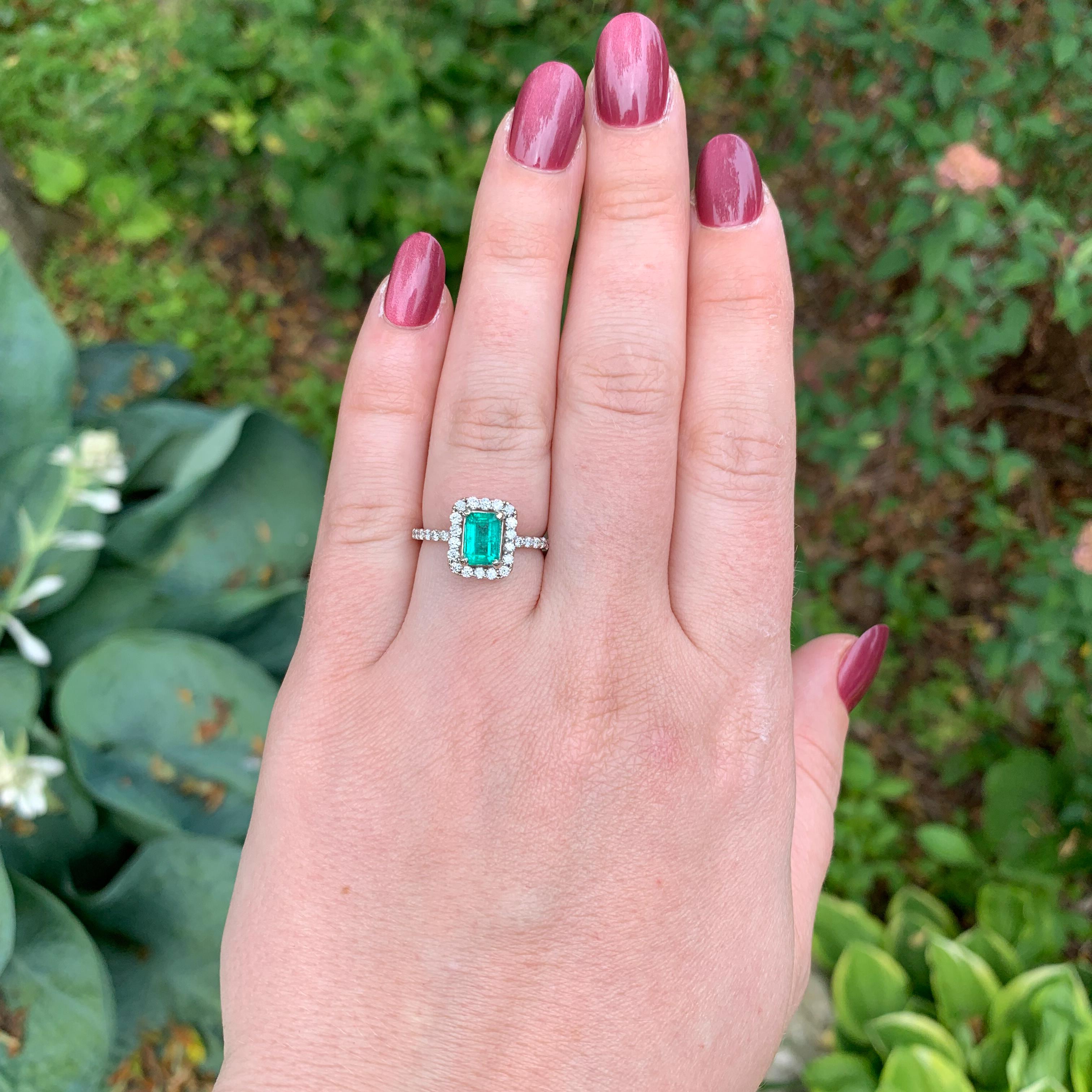 14K Weißgold 1 Karat echter Smaragd Ring mit Diamant Halo Größe 6,5 Damen im Angebot