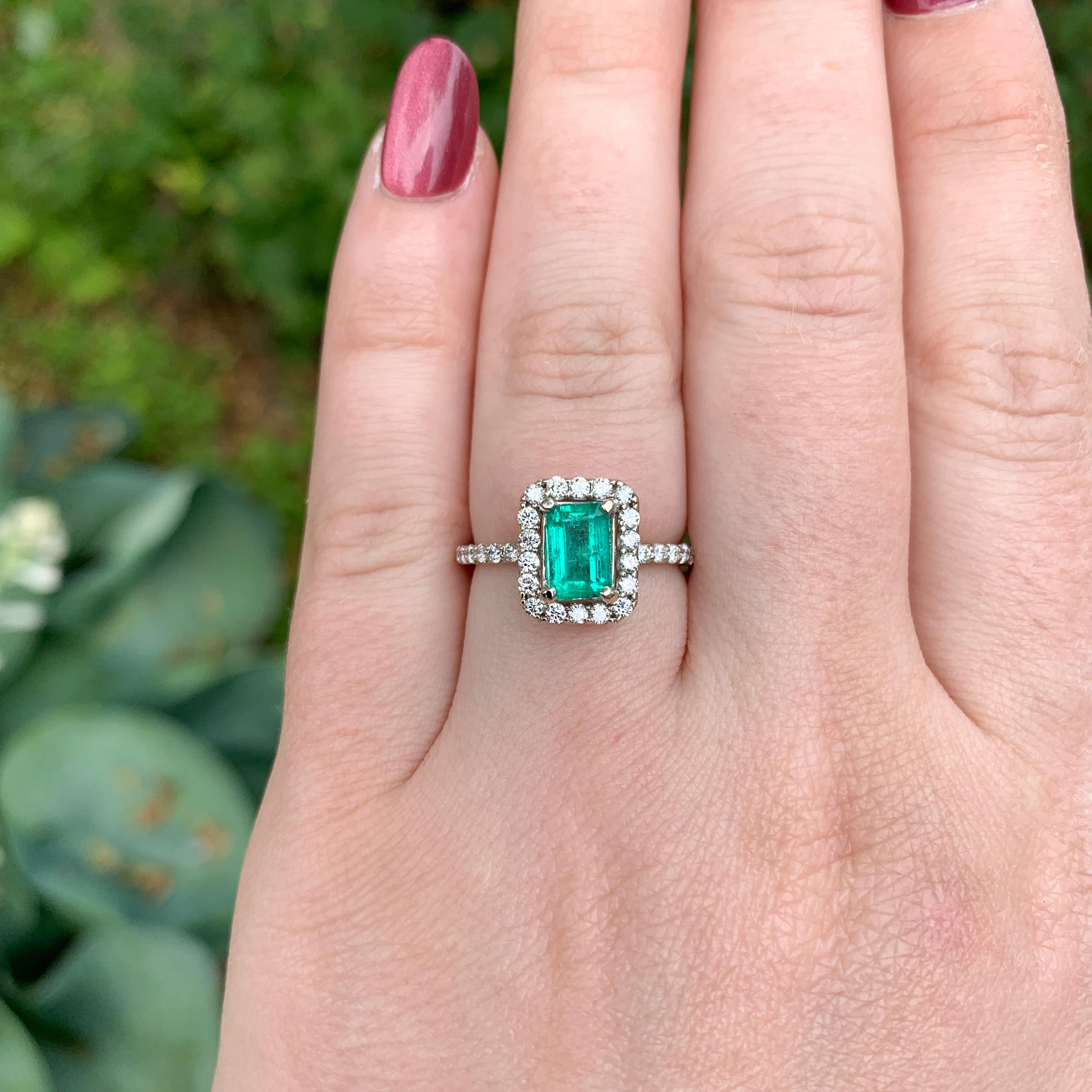 14K Weißgold 1 Karat echter Smaragd Ring mit Diamant Halo Größe 6,5 im Angebot 2