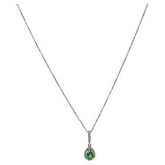 Collier en or blanc 14 carats, tsavorite poire 1 carat et halo de diamants