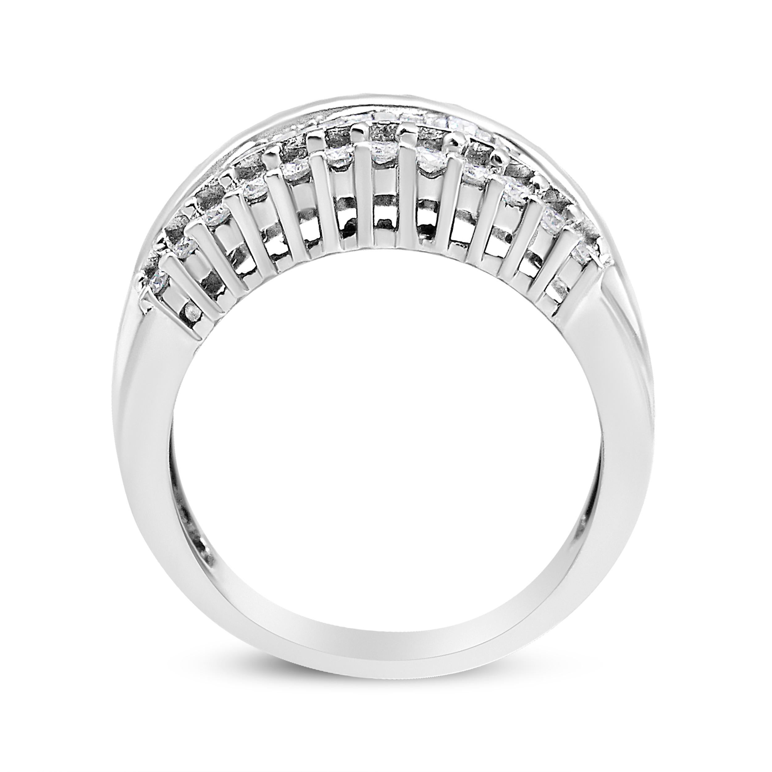 Taille ronde Bague moderne en or blanc 14 carats avec diamants ronds et baguettes de 1,0 carat en vente
