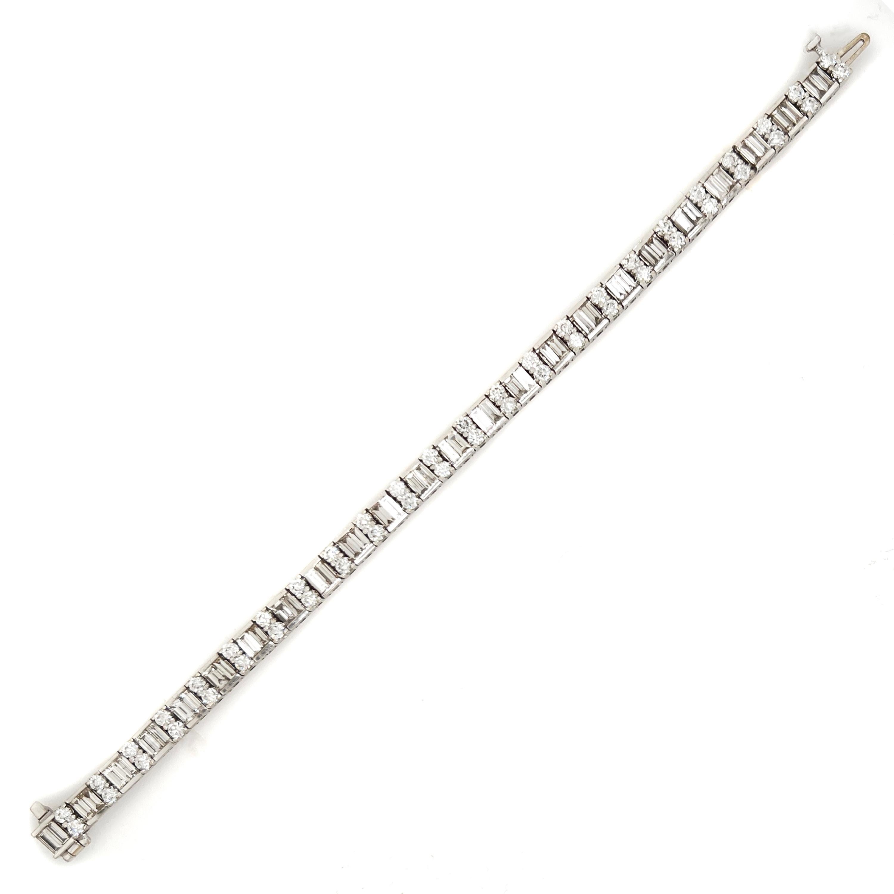 14K White Gold 10 Carat Round and Baguette Diamonds Tennis Bracelet

Apprx. 10 carats G-H color, VS-SI clarity round and baguette diamonds total weight

7 inches in length, 5.80mm in width (0.22 inch)