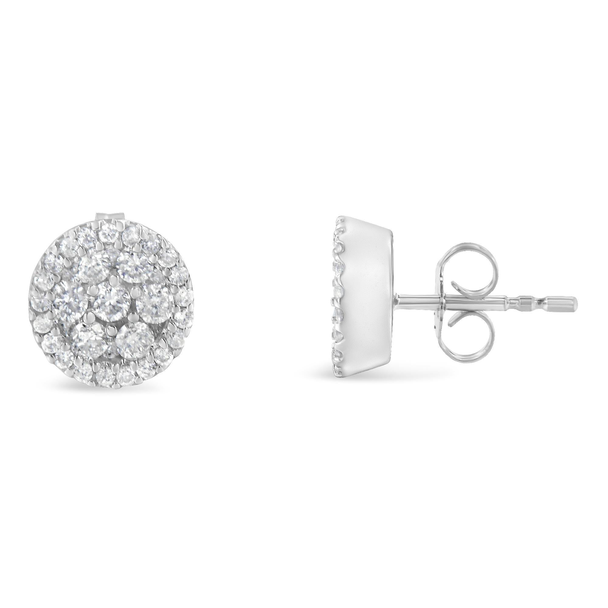 Elégantes et intemporelles, ces boucles d'oreilles en or blanc 14 carats présentent des diamants ronds de taille brillant dans une forme de bouton de style halo. Les boucles d'oreilles comportent trois rangées circulaires de diamants avec un choix