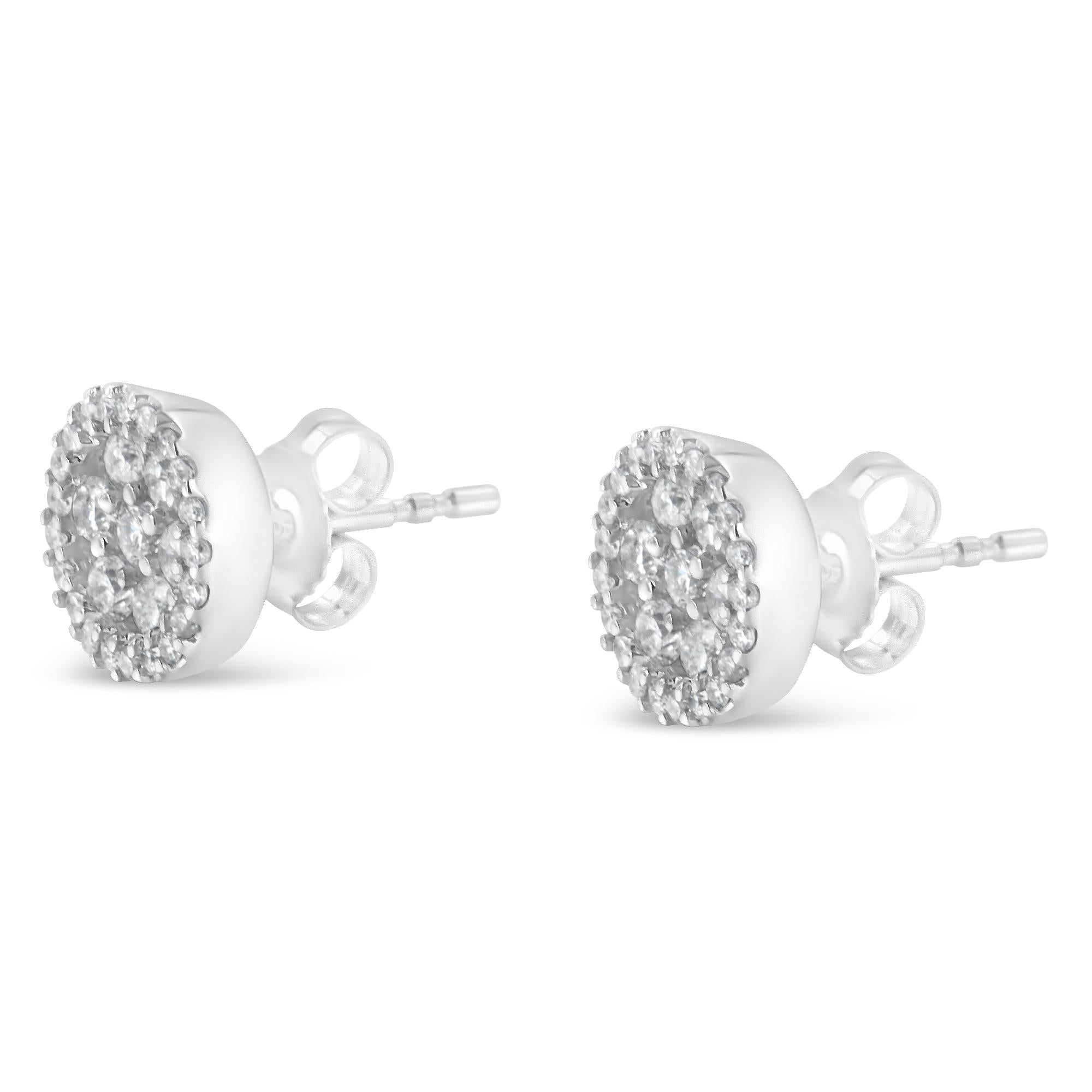 Taille ronde Boucles d'oreilles en or blanc 14 carats 1.0 cttw diamant taille brillant Halo-Style Cluster en vente