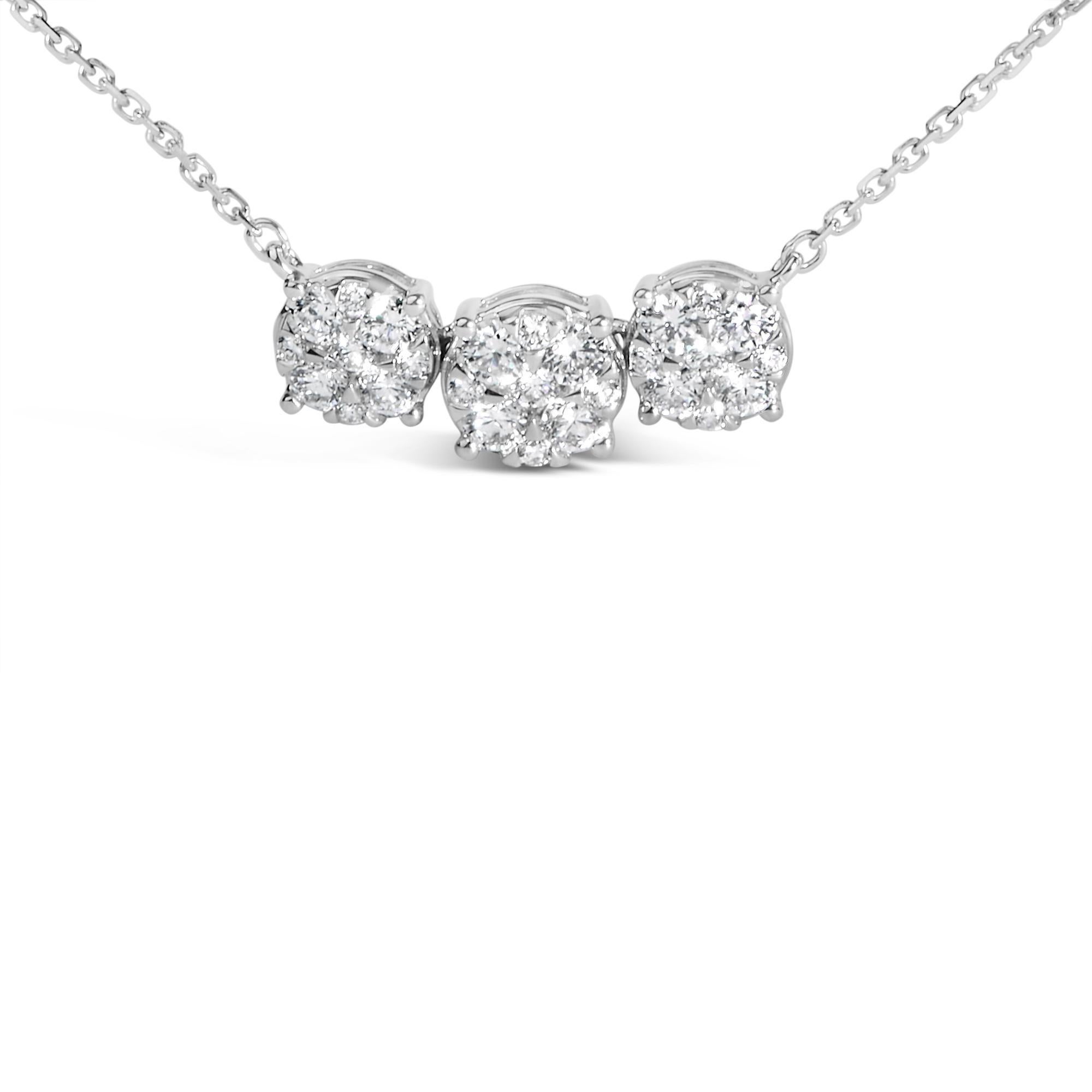 Dévoilez un monde d'élégance sublime avec ce collier en or blanc 14K enchanteur, posé avec grâce au sommet du luxe. Chacune des trois grappes captivantes qui ornent cette pièce exquise met en valeur un splendide diamant central, méticuleusement