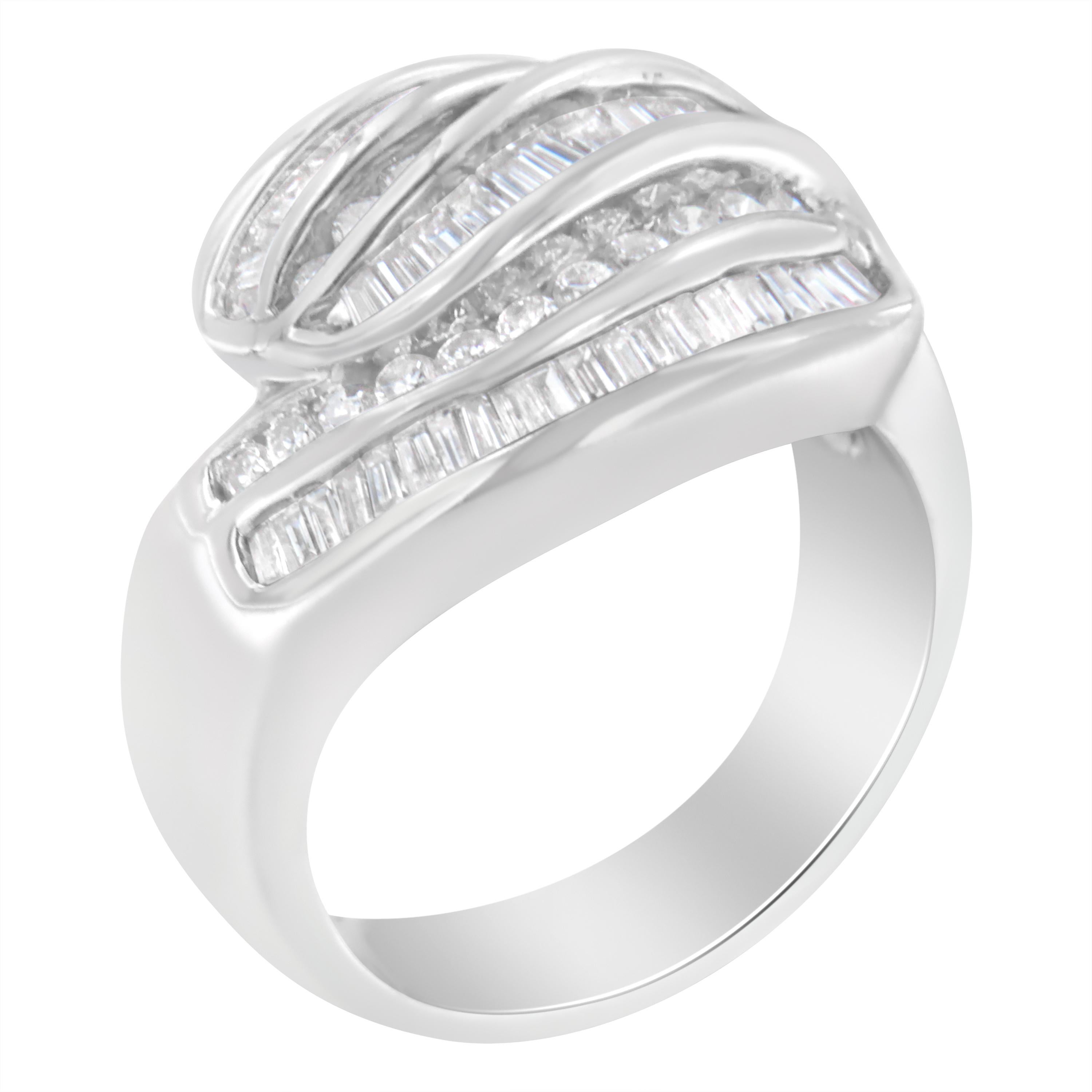 Un'elegante fascia di diamanti che brilla con cinque file di diamanti tondi taglio brillante e baguette alternati. L'ampia fascia è realizzata in oro bianco 14 carati. Il peso totale dei diamanti è di 1 carato. Si tratta di un pezzo unico e raro,