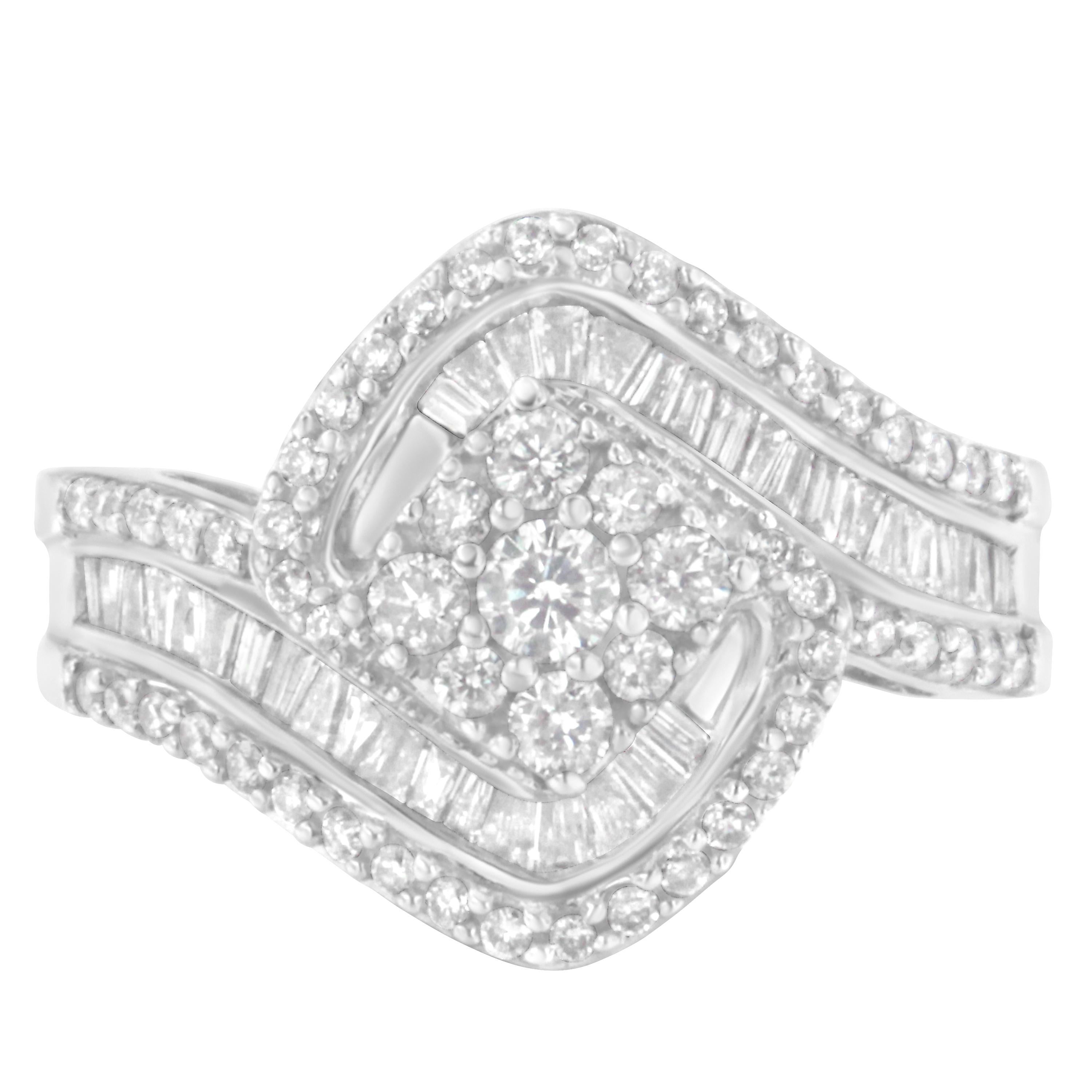 Setzen Sie mit diesem unglaublichen Diamantring ein elegantes und stilvolles Zeichen. Dieser modische Ring aus 14 Karat Weißgold ist in der Zackenfassung mit Diamanten im Rund- und Baguetteschliff eingefasst. Dieser Ring ist ein perfektes Beispiel