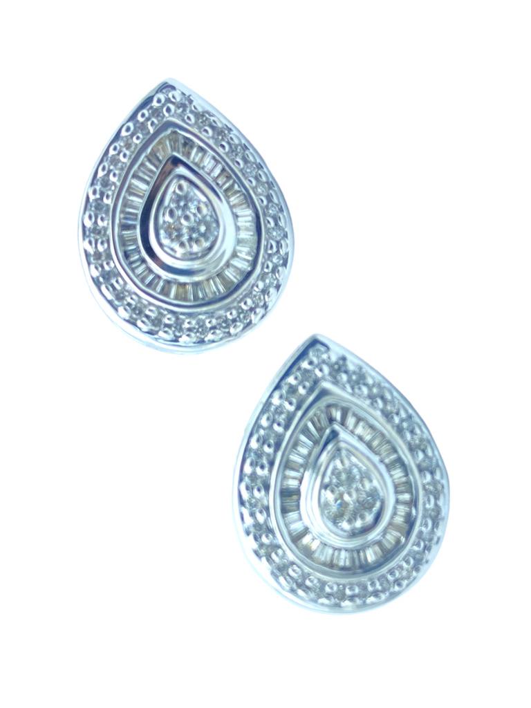 Clous d'oreilles en or blanc 14 carats avec halo de diamants de 1,00 carat et fabrication de qualité en vente 1