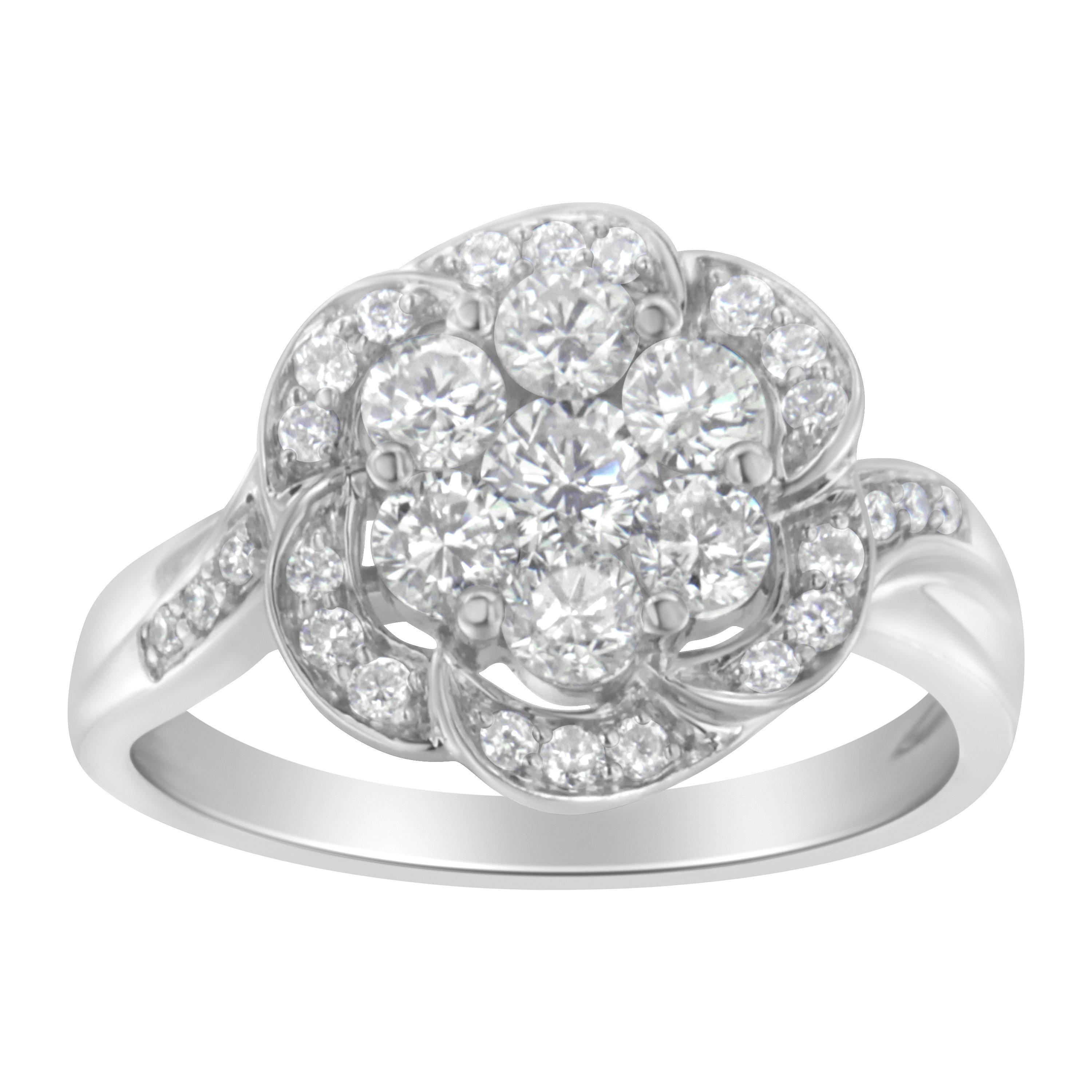 Im Angebot: 14K Weißgold 1,00 Karat Floral Cluster Diamant-Ring () 5
