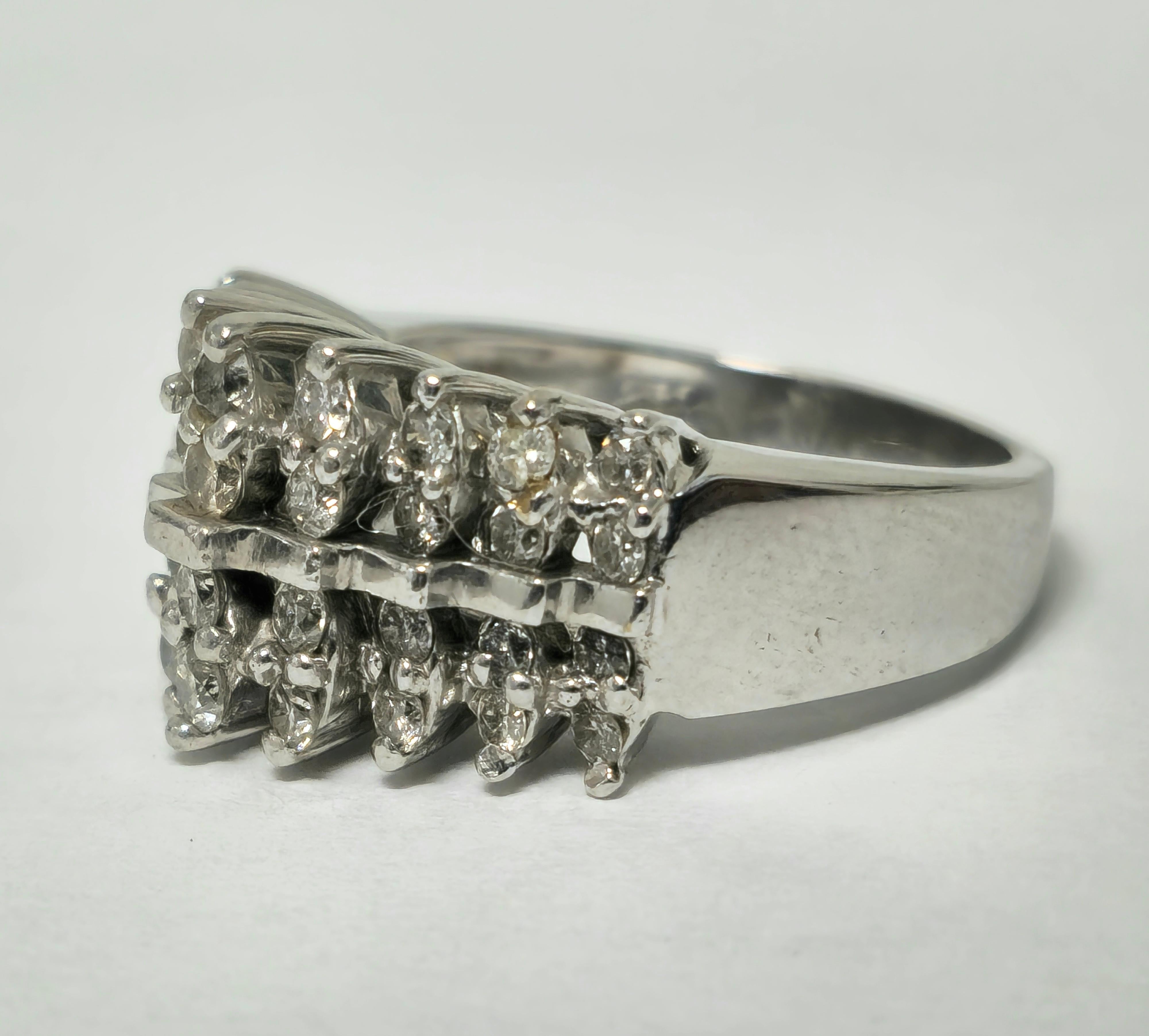 Dieser vielseitige Ring aus 14-karätigem Weißgold besticht durch einen runden Diamanten im Brillantschliff von 1,00 Karat mit der Reinheit VS-SI und der Farbe G, der elegant in Zacken gefasst ist. Durch ihr zeitloses Design eignet sie sich sowohl