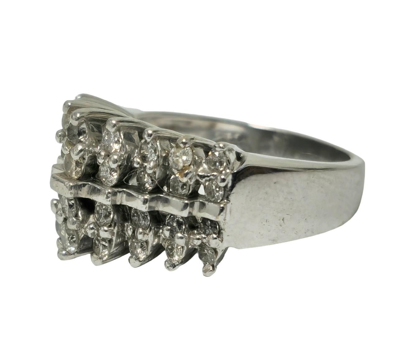 Dieser vielseitige Ring aus 14-karätigem Weißgold besticht durch einen runden Diamanten im Brillantschliff von 1,00 Karat mit der Reinheit VS-SI und der Farbe G, der elegant in Zacken gefasst ist. Durch ihr zeitloses Design eignet sie sich sowohl