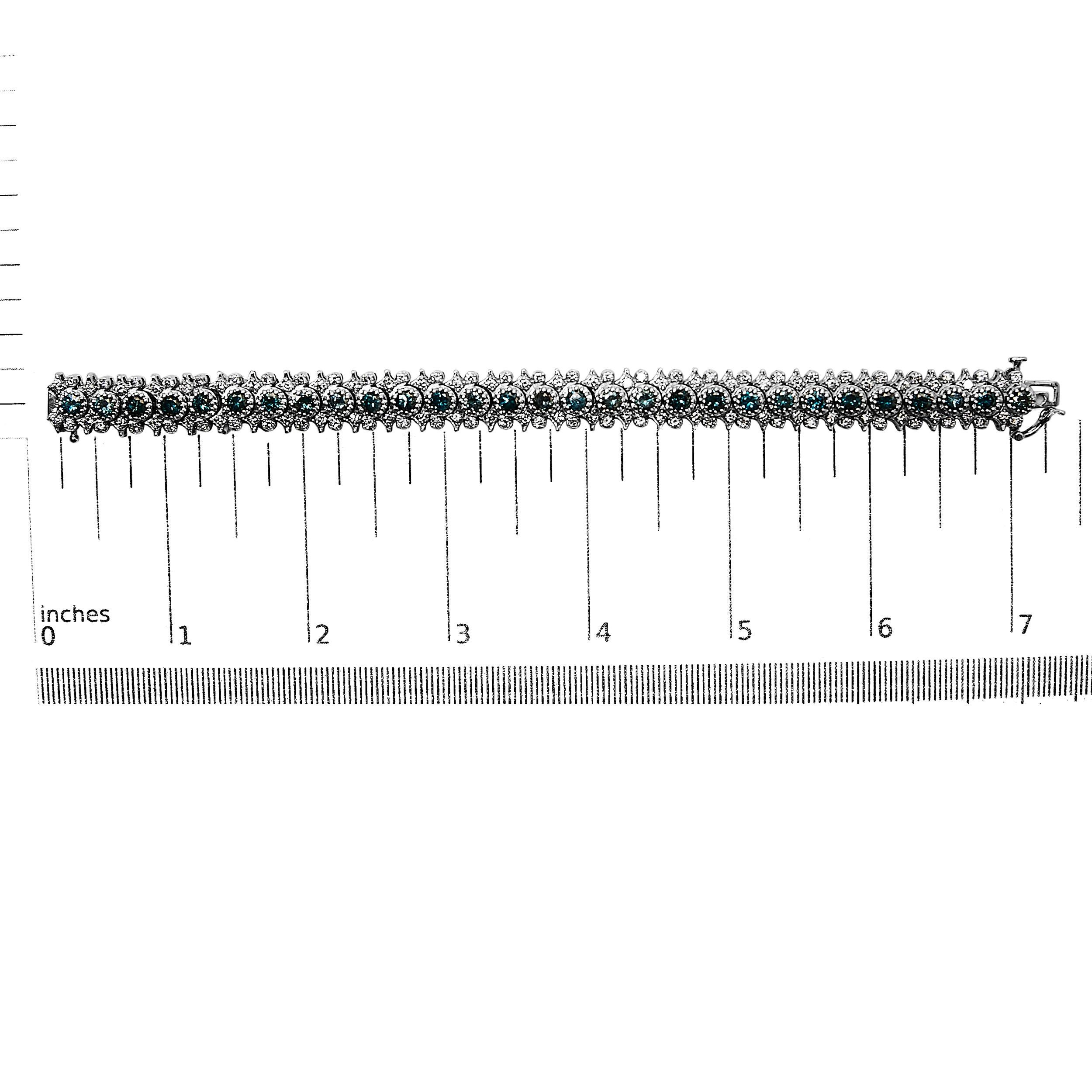 Taille ronde Bracelet à maillons en or blanc 14 carats avec grappes de diamants bleus et blancs de 10,0 carats en vente