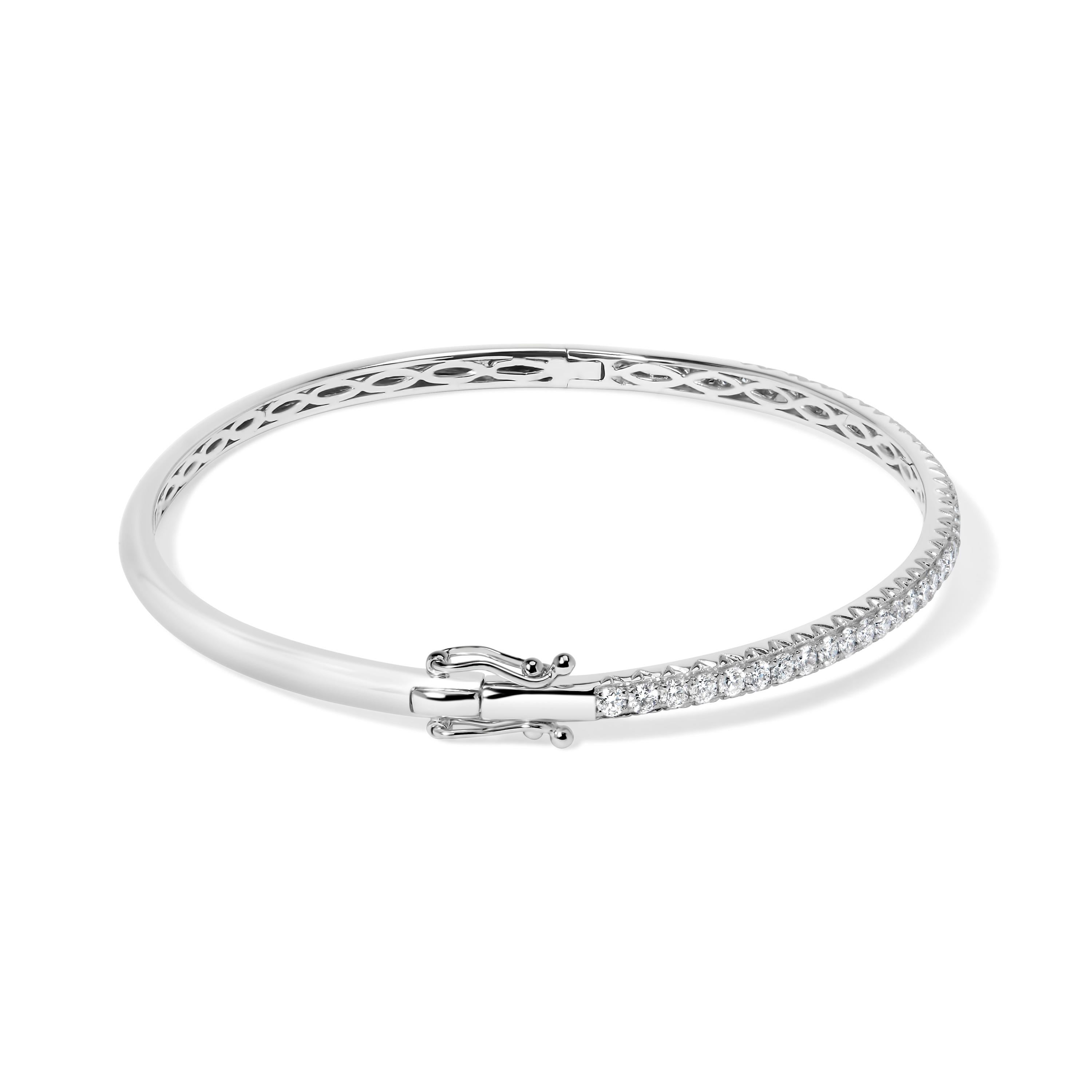Abbraccia un'eleganza senza tempo con questo squisito braccialetto in oro bianco 14K, riccamente impreziosito da 1,0 carati di diamanti naturali. Ogni gemma rotonda brilla di una brillantezza incandescente, incastonata in un'incastonatura che ne