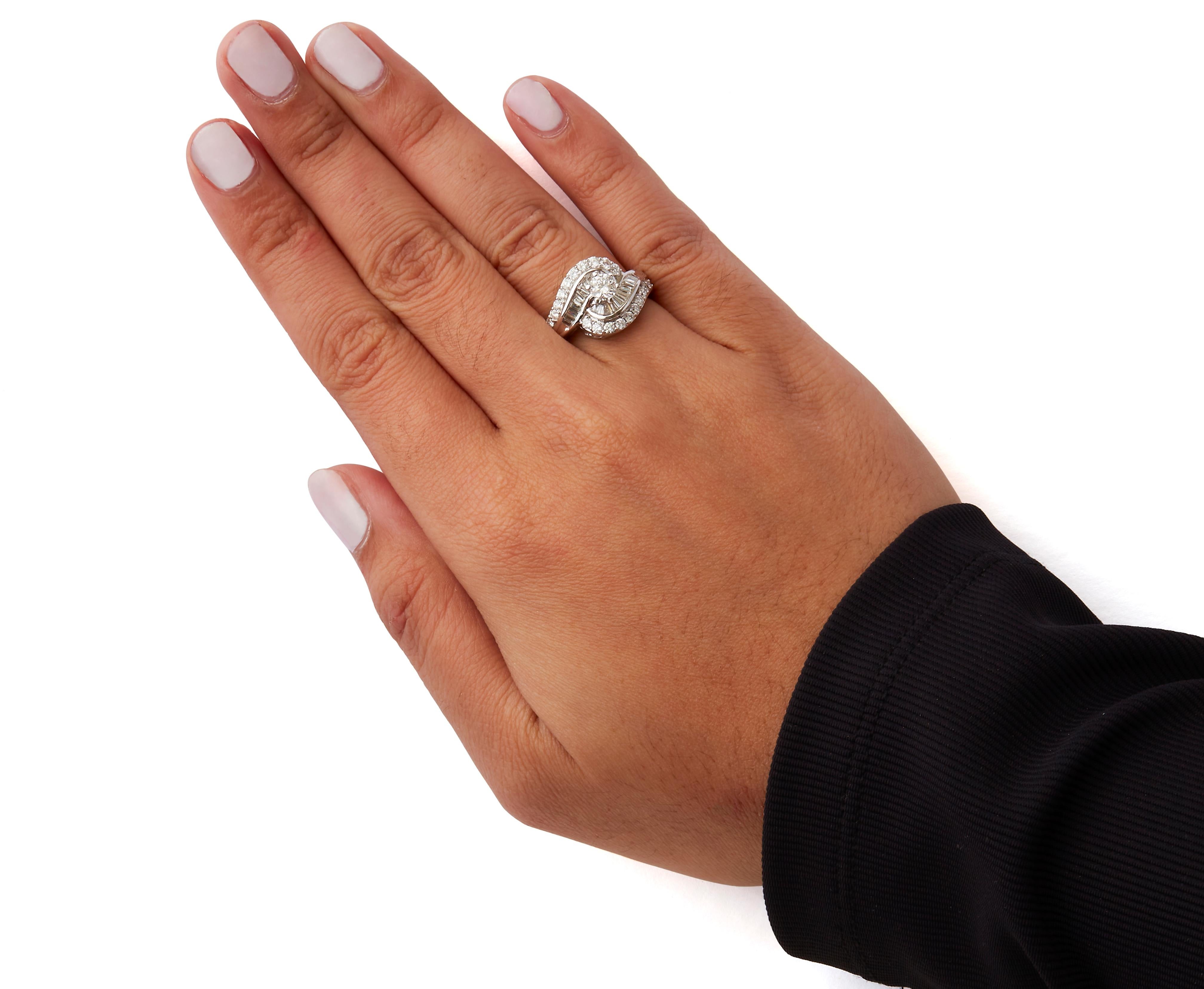 14K White Gold 1.00 Cttw Round and Baguette cut Diamond Swirl Cocktail Ring In New Condition For Sale In New York, NY