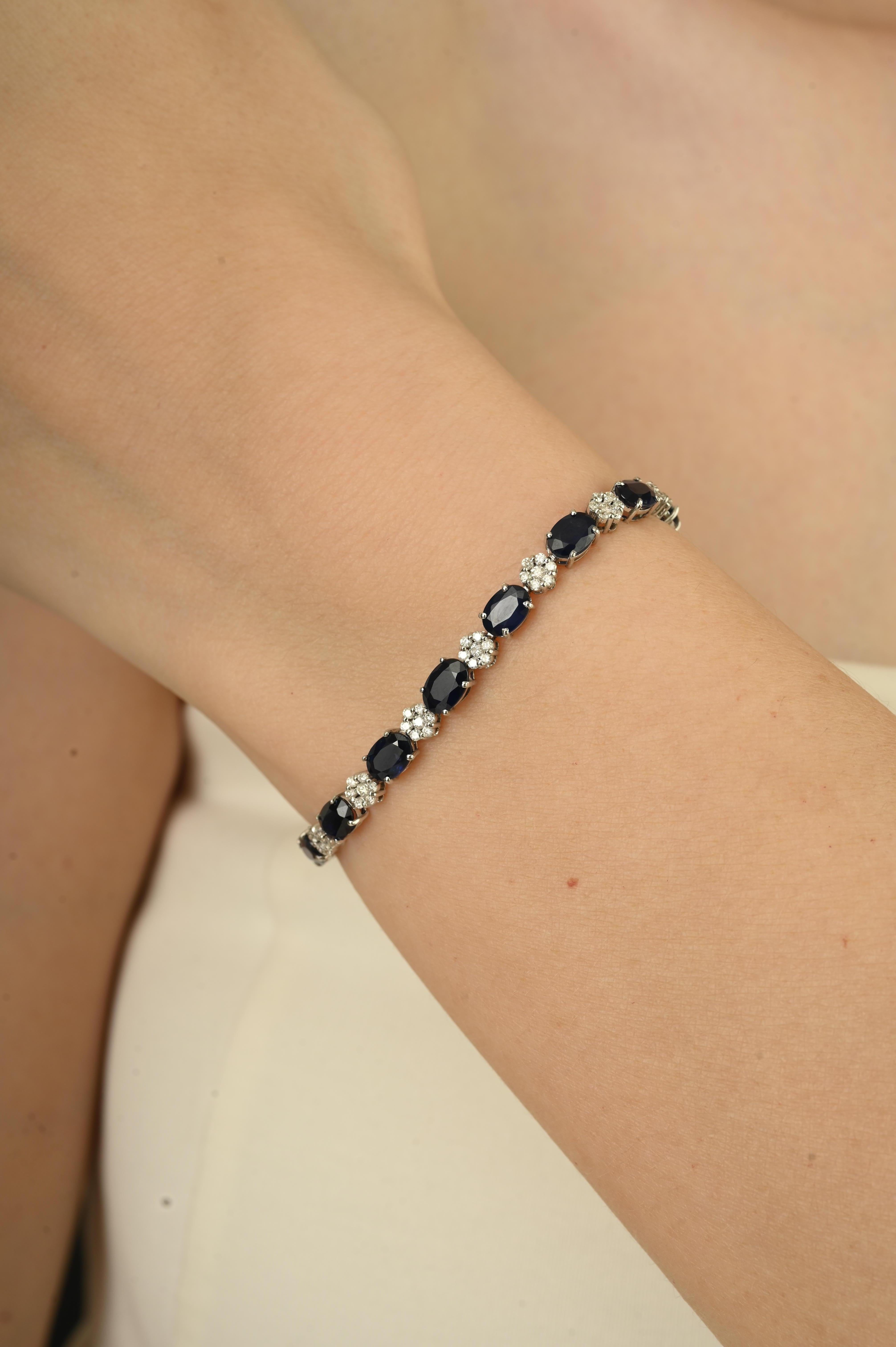 Esta impresionante pulsera de tenis tiene 10,05 quilates de zafiros azules talla ovalada, acentuados por diamantes redondos talla brillante de 1,05 quilates. Hechos a mano por expertos en oro blanco de 14 quilates, los zafiros están engastados con
