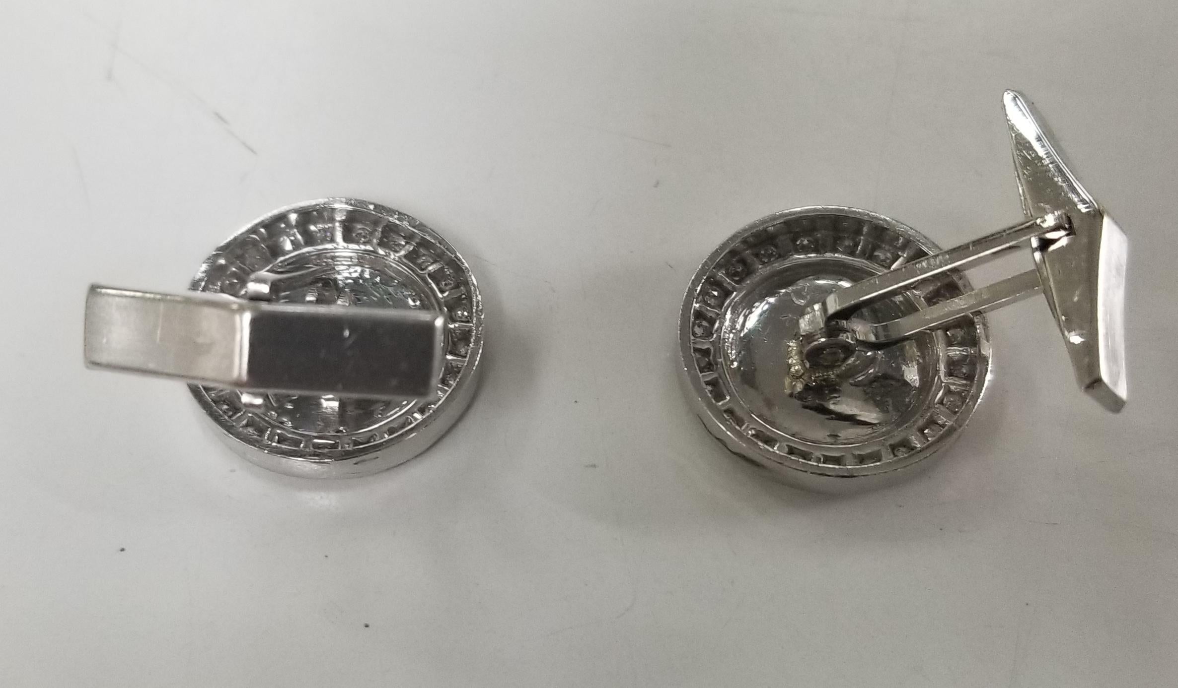 14 Karat White Gold 1.00 Carat Diamond Cufflinks with Brushed Finish In Excellent Condition For Sale In Los Angeles, CA
