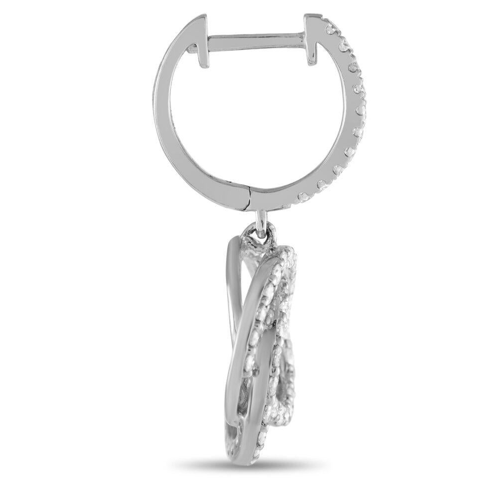Gli accenti circolari a incastro rendono questi orecchini incredibilmente affascinanti. I diamanti Whiting con un peso totale di 1,00 carati contrastano meravigliosamente con la lucentezza dell'oro bianco 14K. Ciascuna misura 1,0 di lunghezza e 0,50